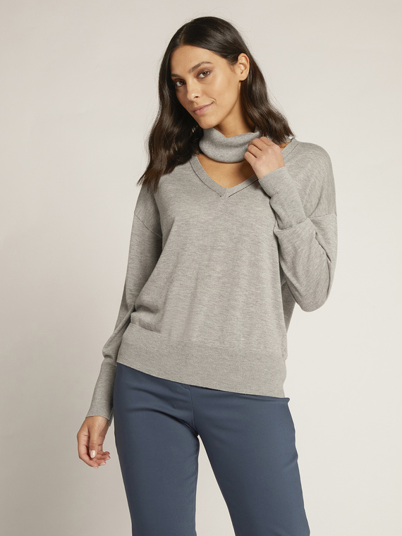 Sweater with detachable collar