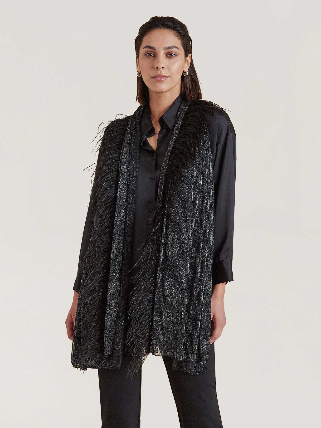 Étole élégante avec bord en similicuir image number 2