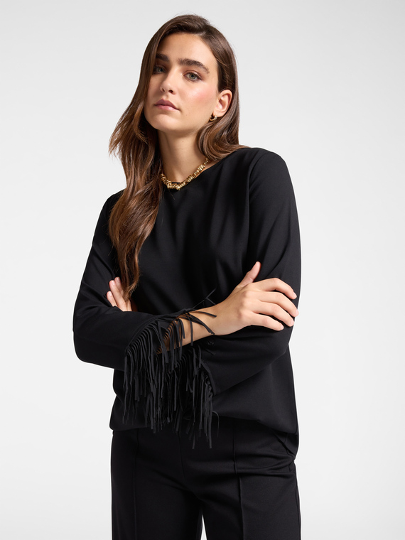 T-shirt with fringes at the bottom of the sleeves