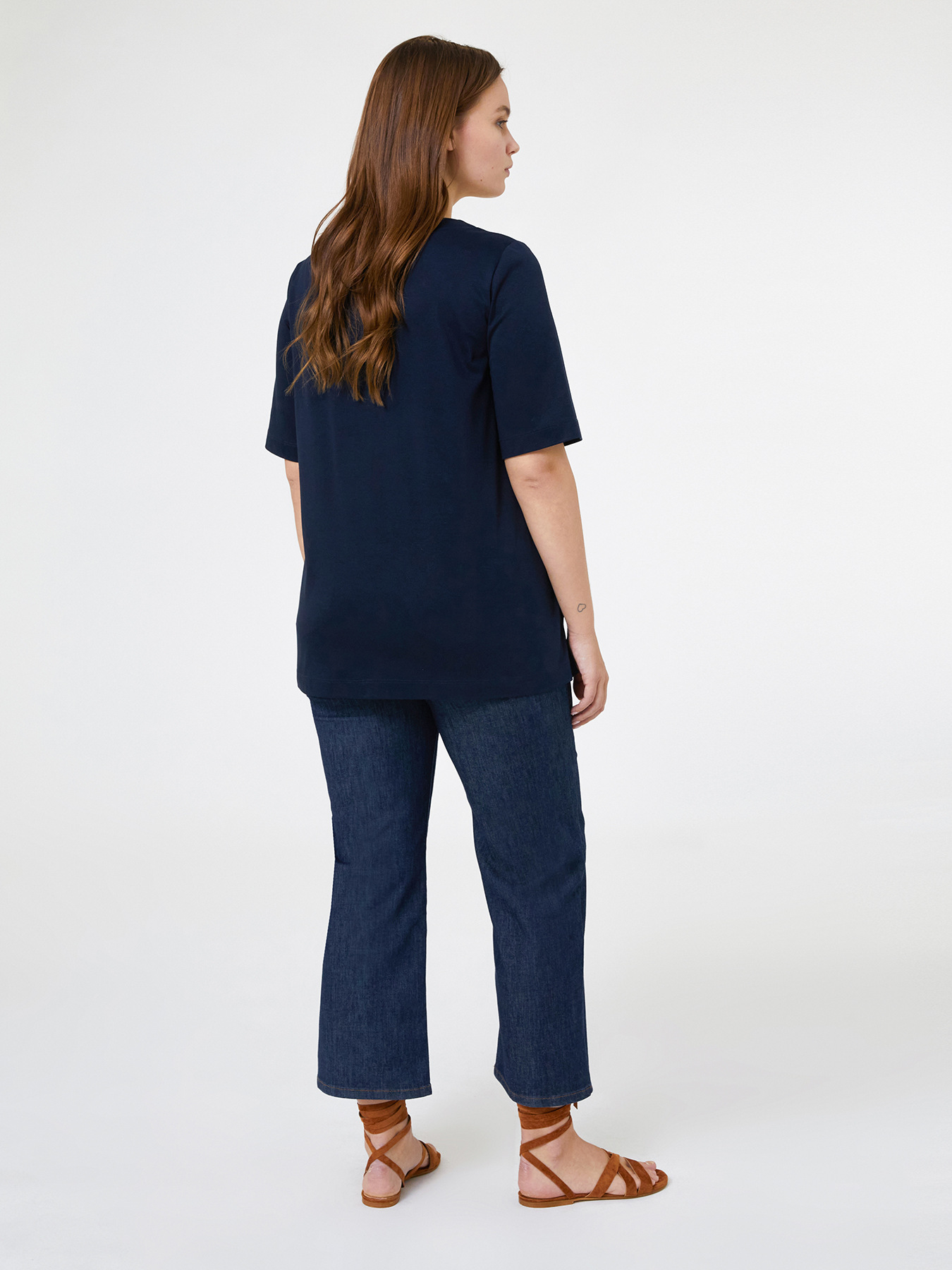 T-shirt decote em V com bot&otilde;es na parte inferior image number 2