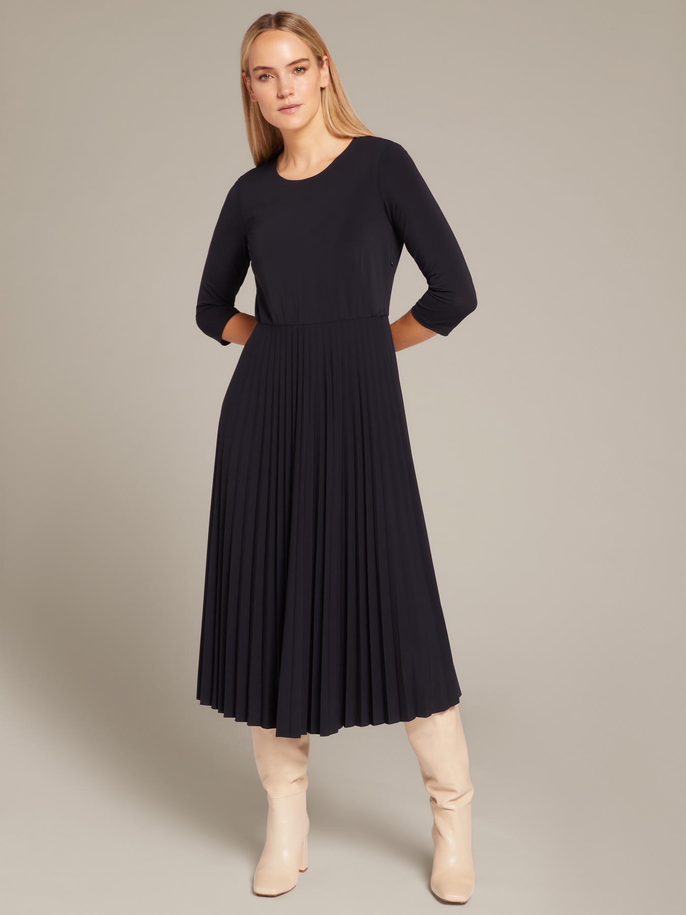 Vestido plisado en tejido de punto image number 0