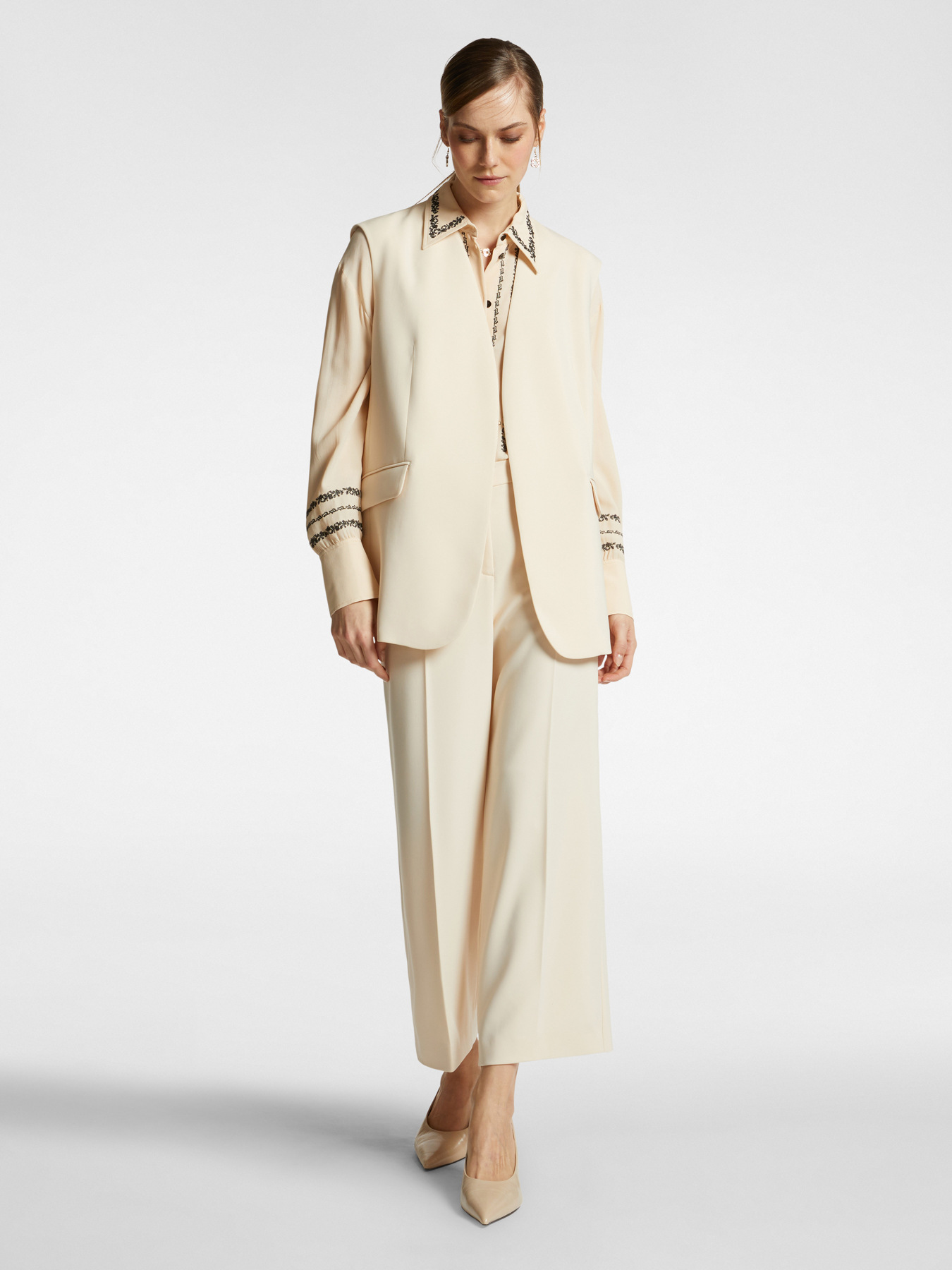 Blazer sin mangas de crep&eacute; cady image number 2