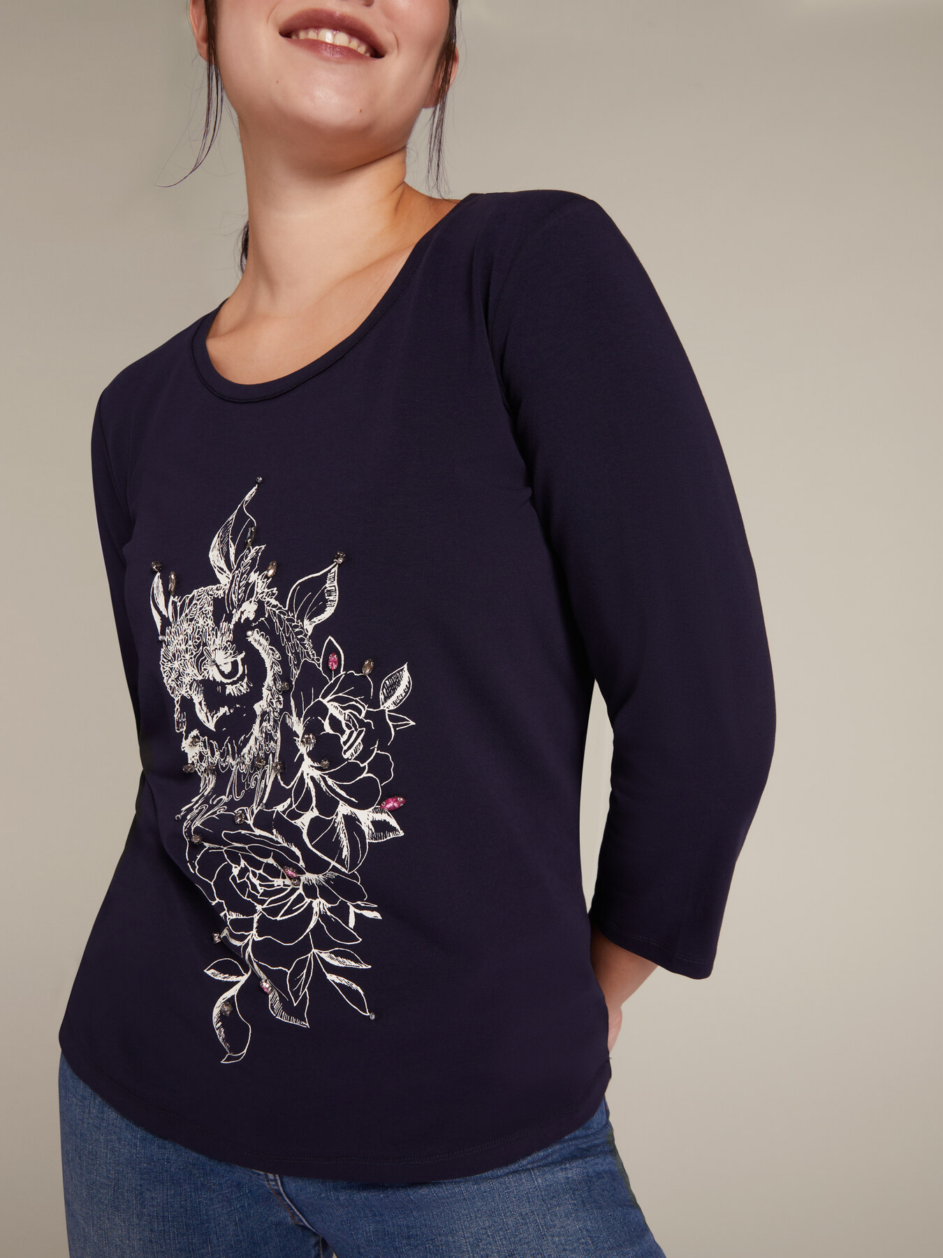 T-Shirt mit Aufdruck und handgearbeiteter Stickerei image number 3