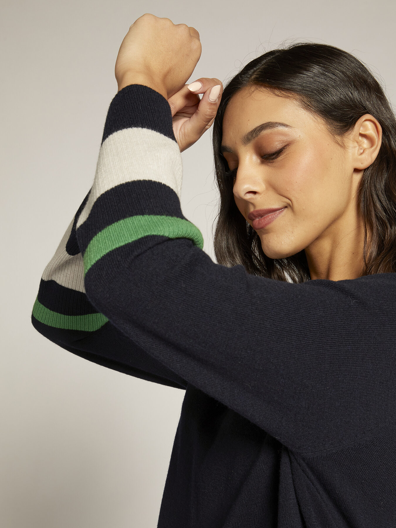 Jersey de lana con mangas de rayas image number 3