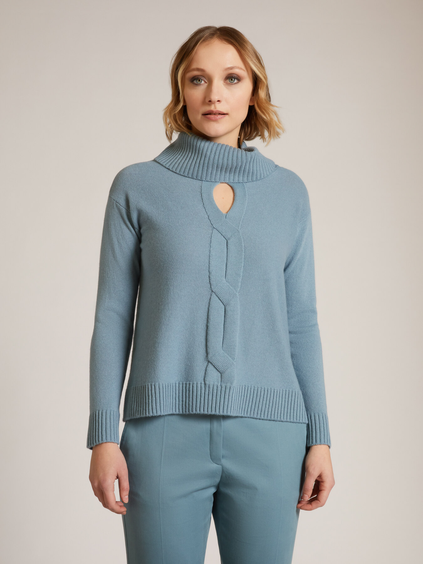 PURE CARDED WOOL WITH PLAIT ON THE FRONT image number 2