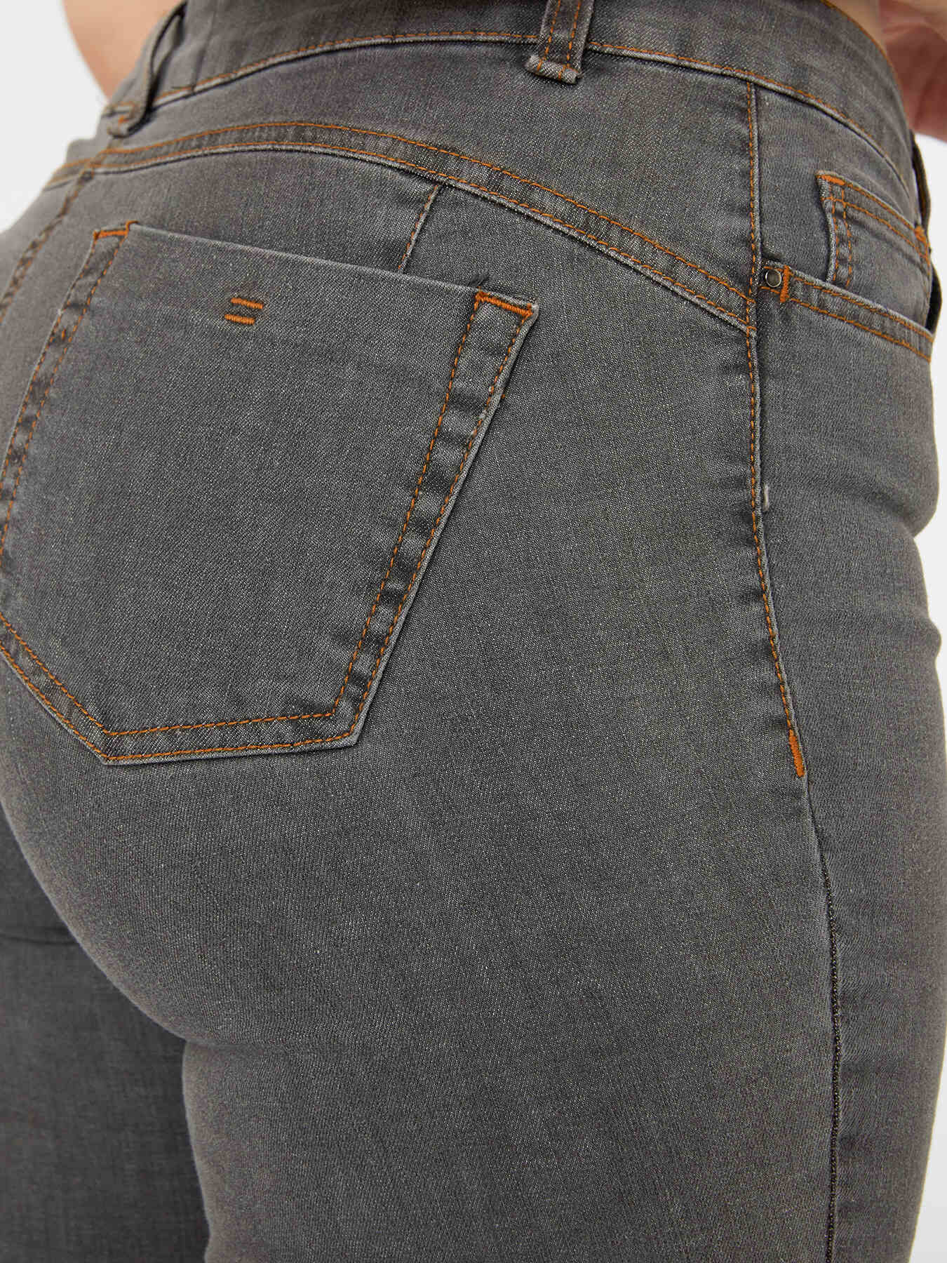 Vaqueros kick flare gris medio image number 5