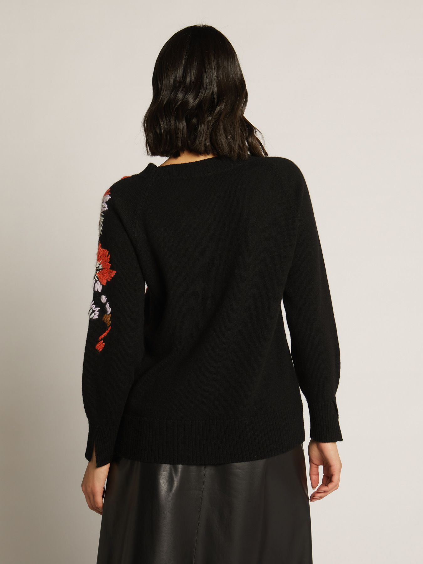 PULL RAS-DU-COU BROD&Eacute; &Agrave; LA MAIN EN CACHEMIRE M&Eacute;LANG&Eacute; image number 1