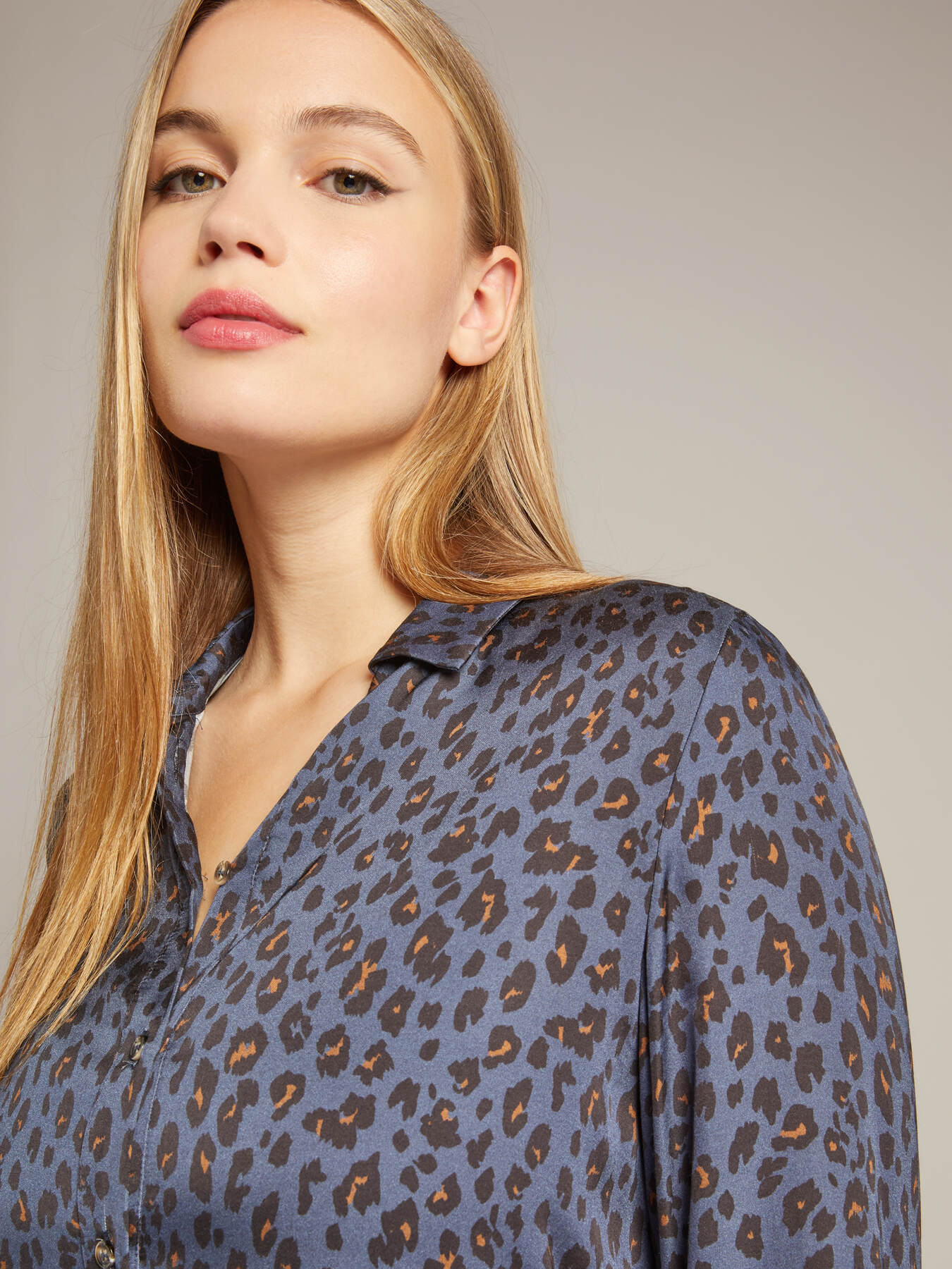 Camisa de raso estampado image number 2