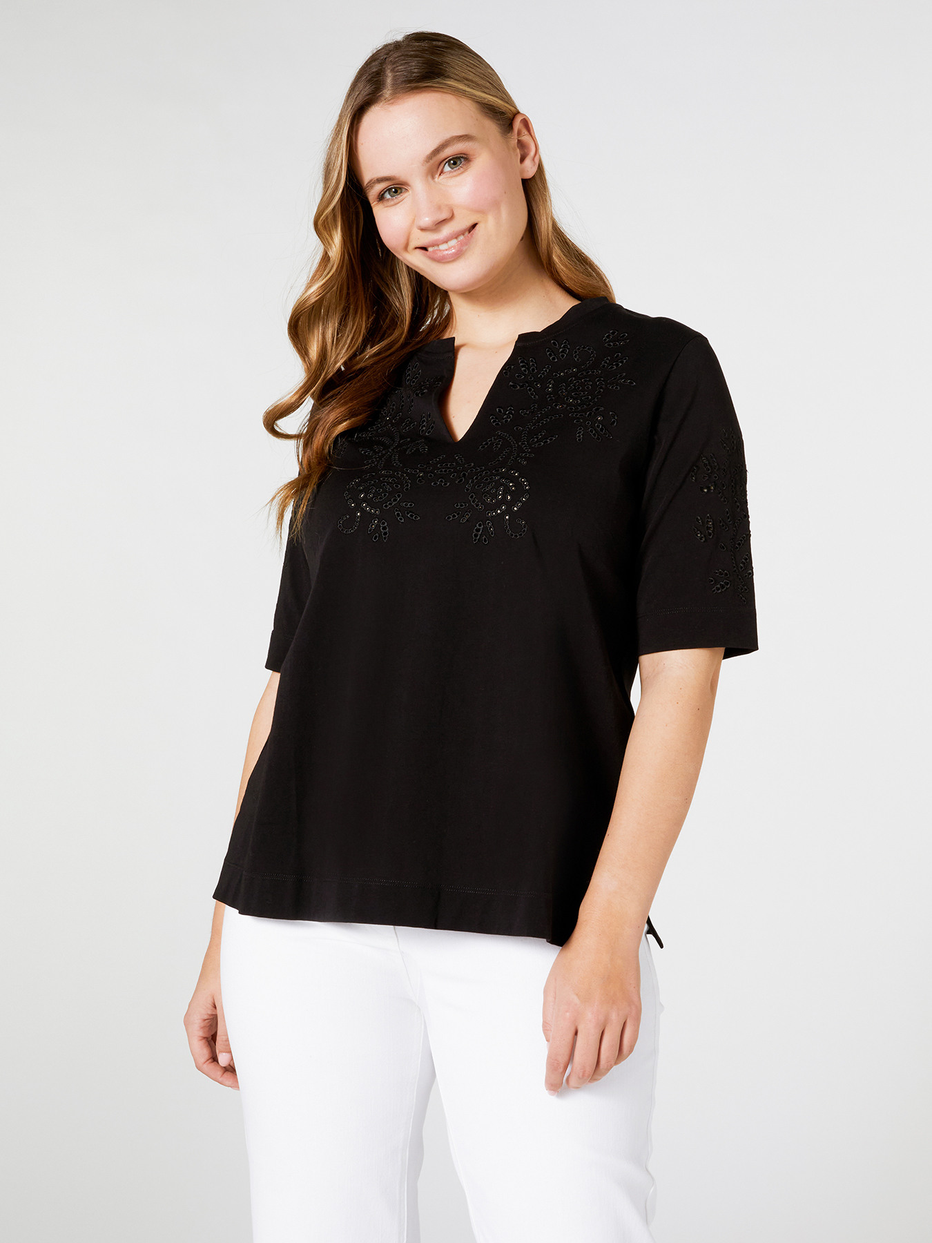 T-shirt con ricamo image number 2