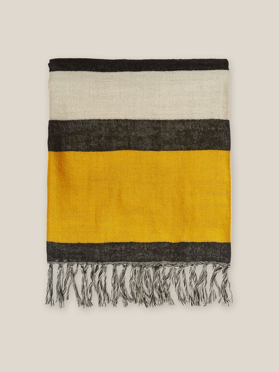 Bufanda de lana con bordado