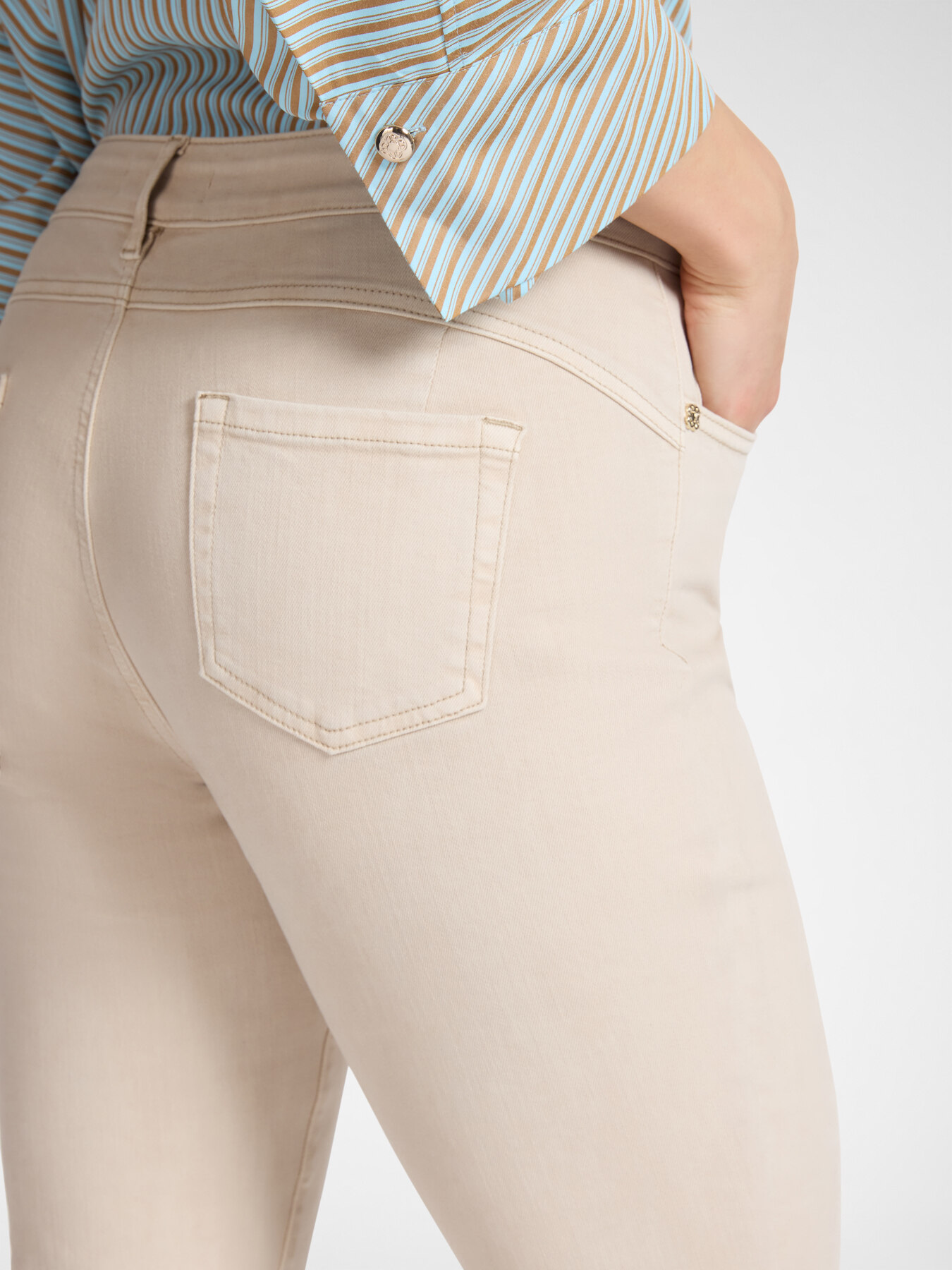 Pantalones acampanados image number 3
