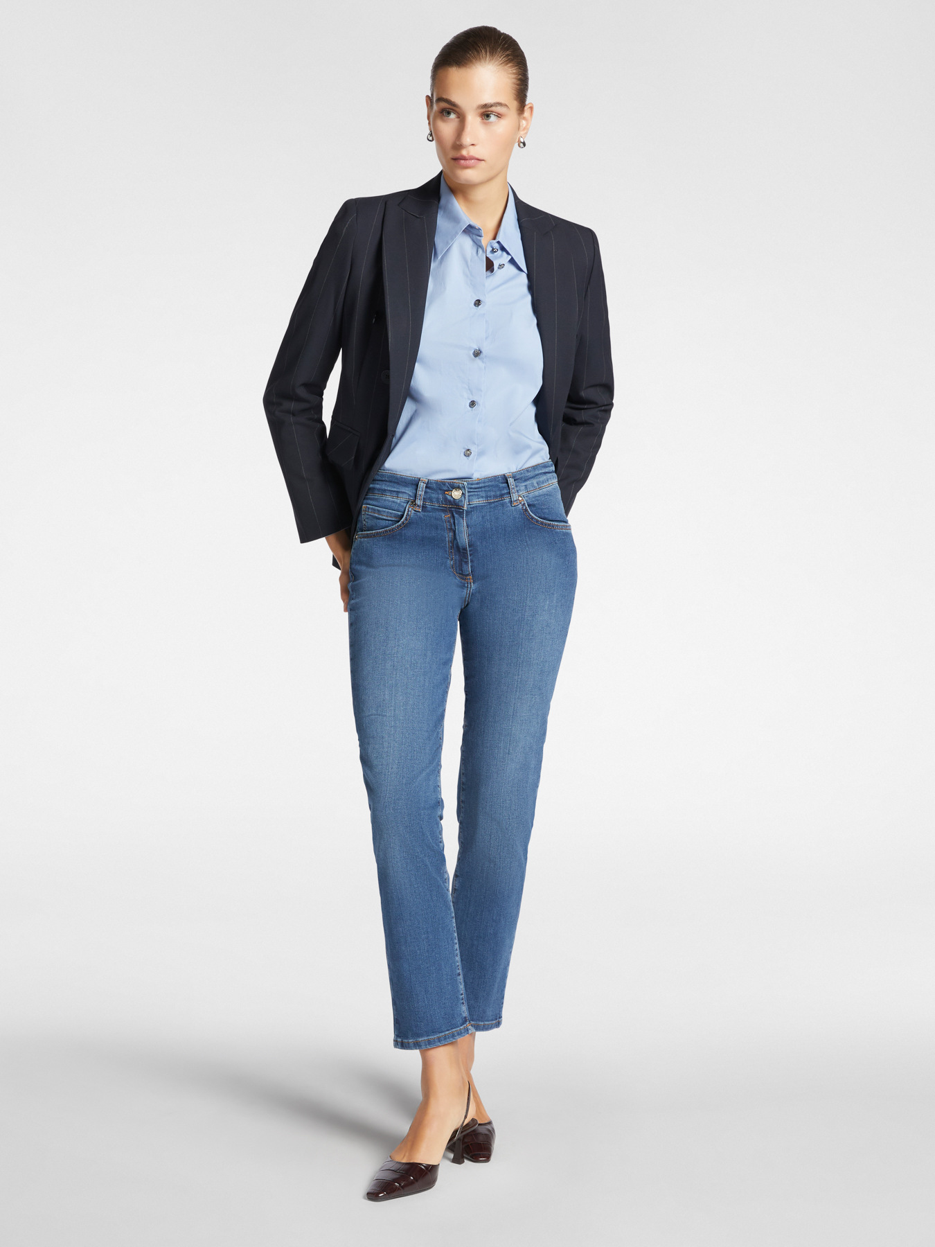 R&ouml;hrenjeans in Denim -Kraftstrecke image number 0