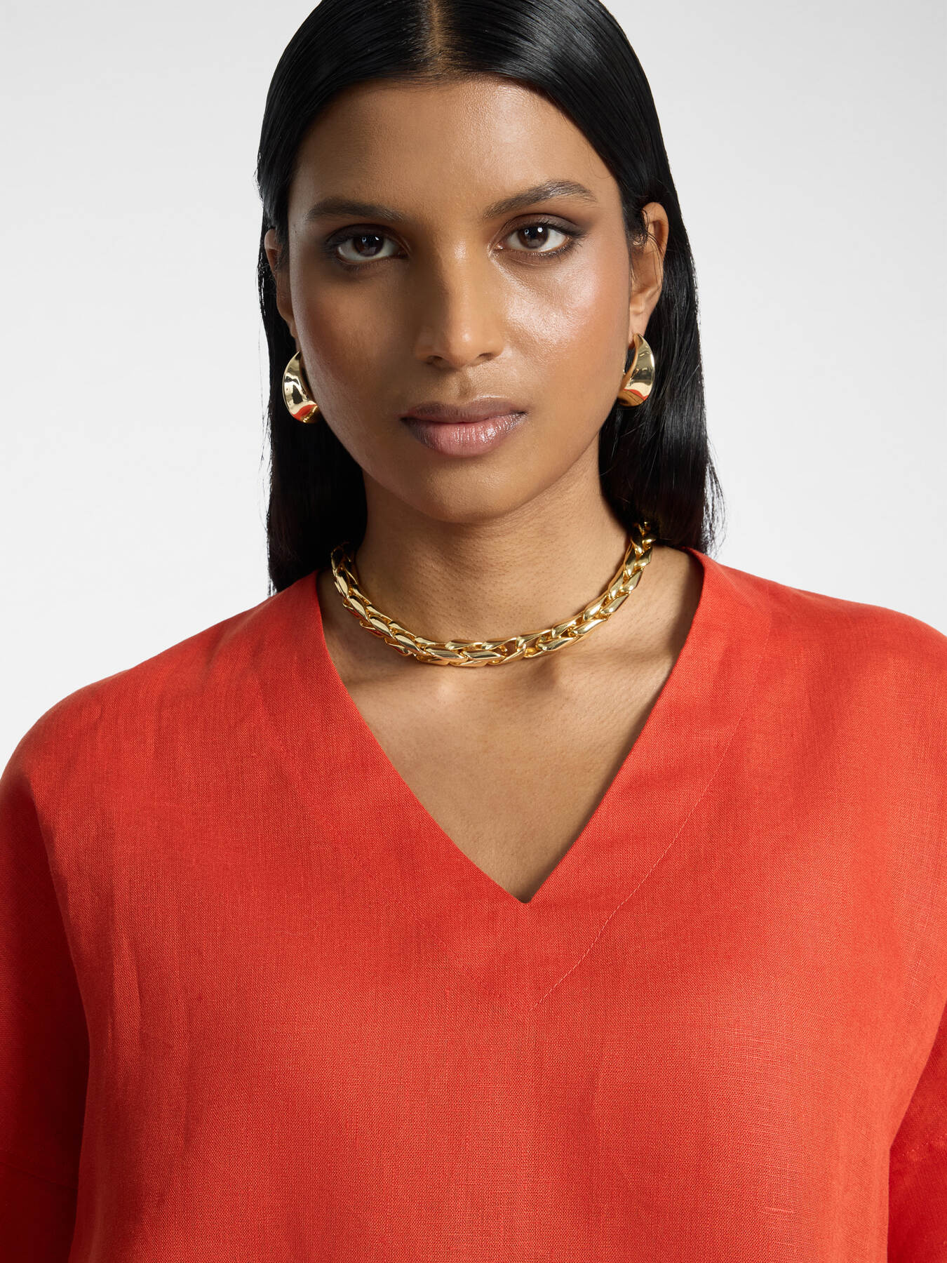 Linen and cotton V-neck T-shirt image number 3