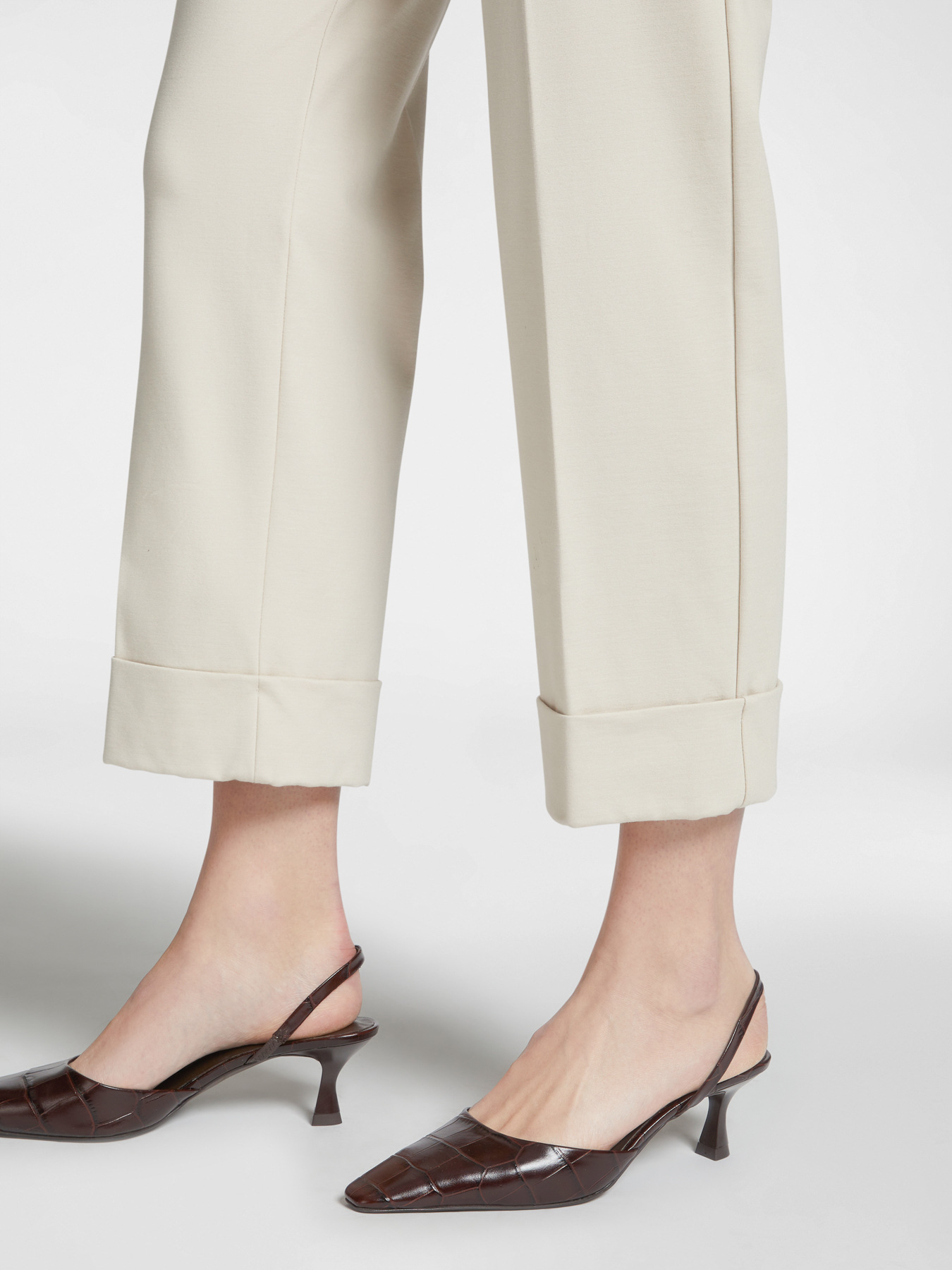 Pantalones cropped de un solo color image number 3