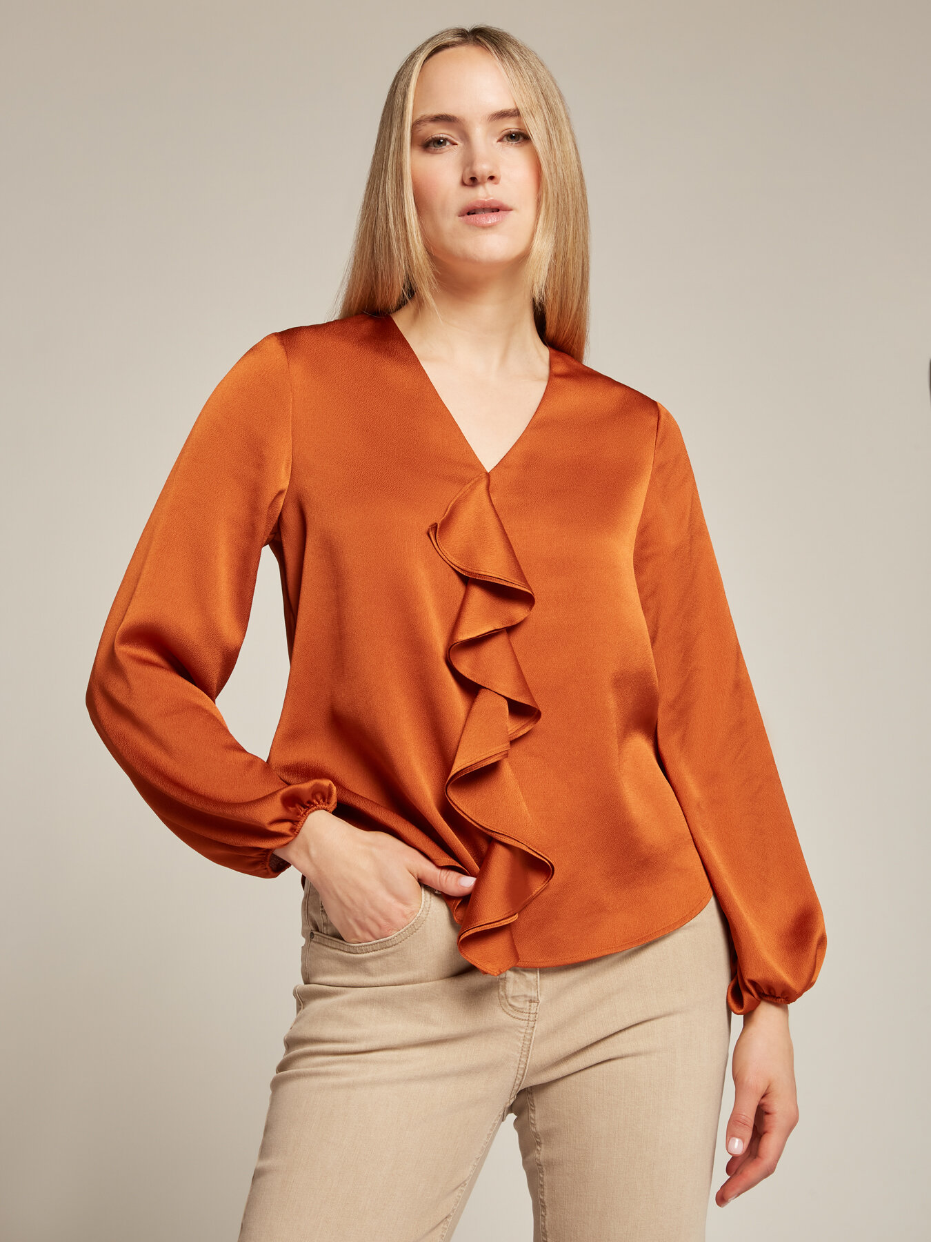 Blusa de raso con chorrera image number 0