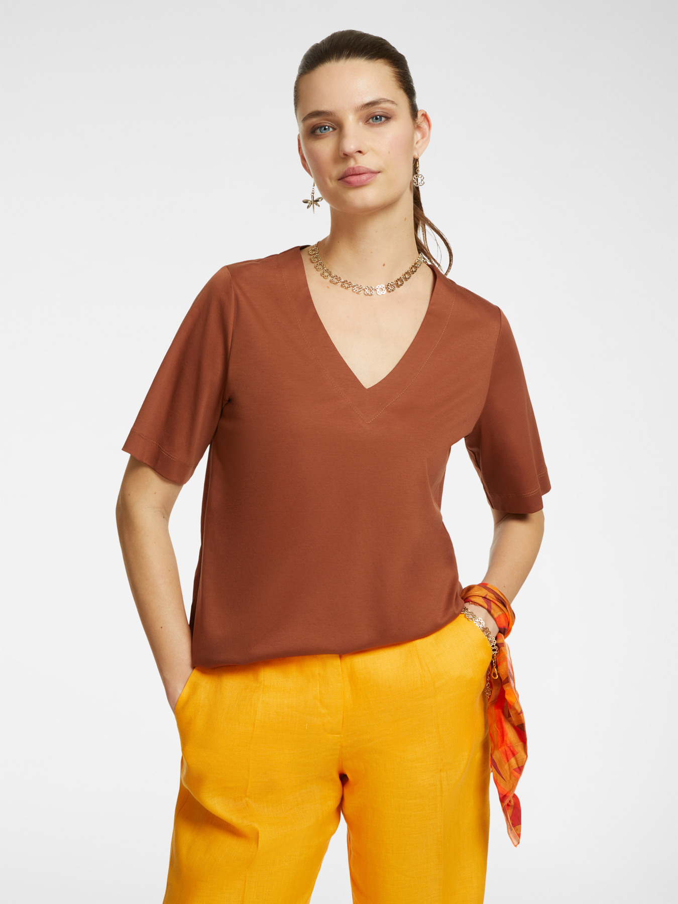 T-shirt con scollo a V image number 0