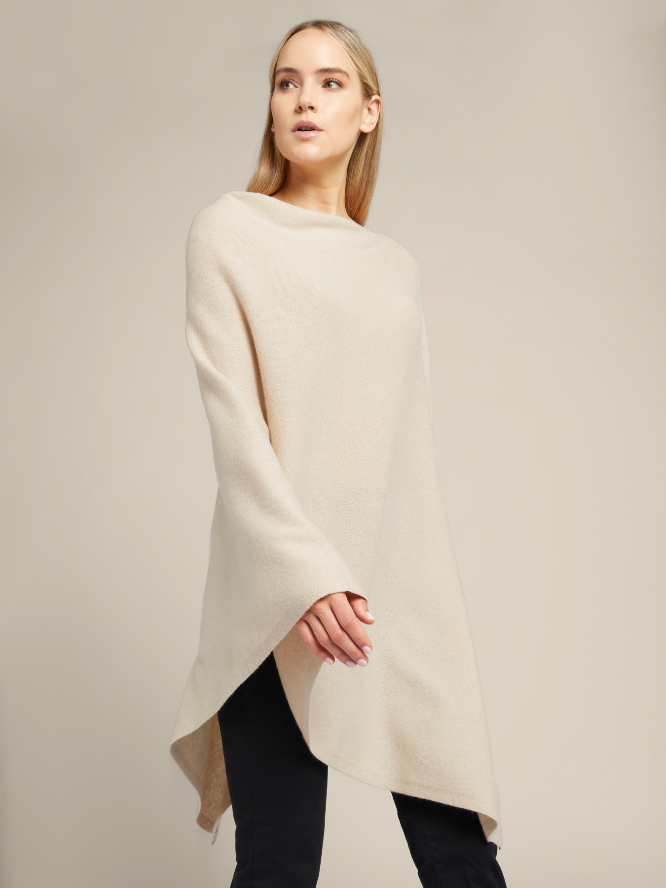 Umhang aus reiner Wolle image number 3