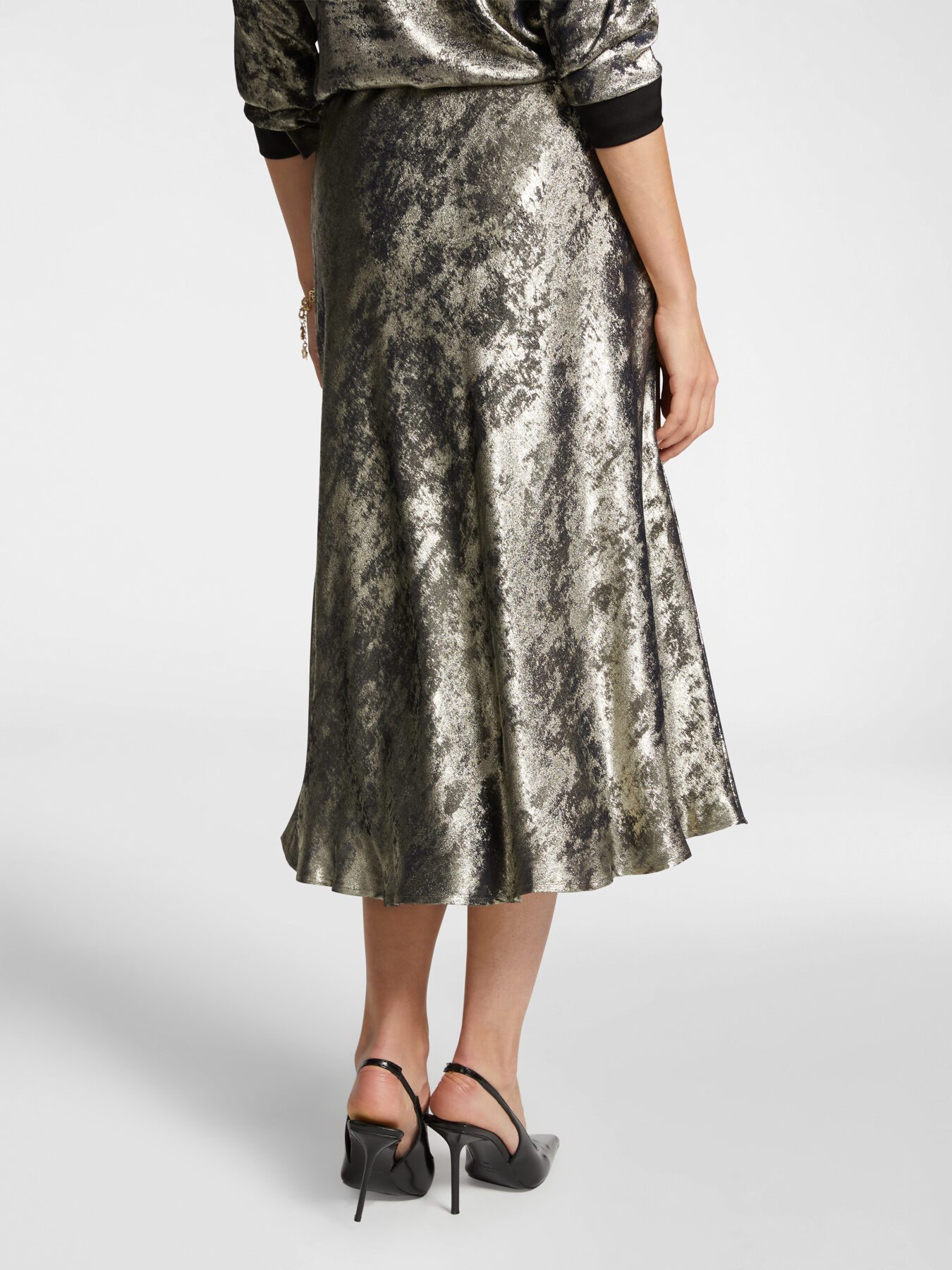 Saia midi em tecido brilhante image number 1