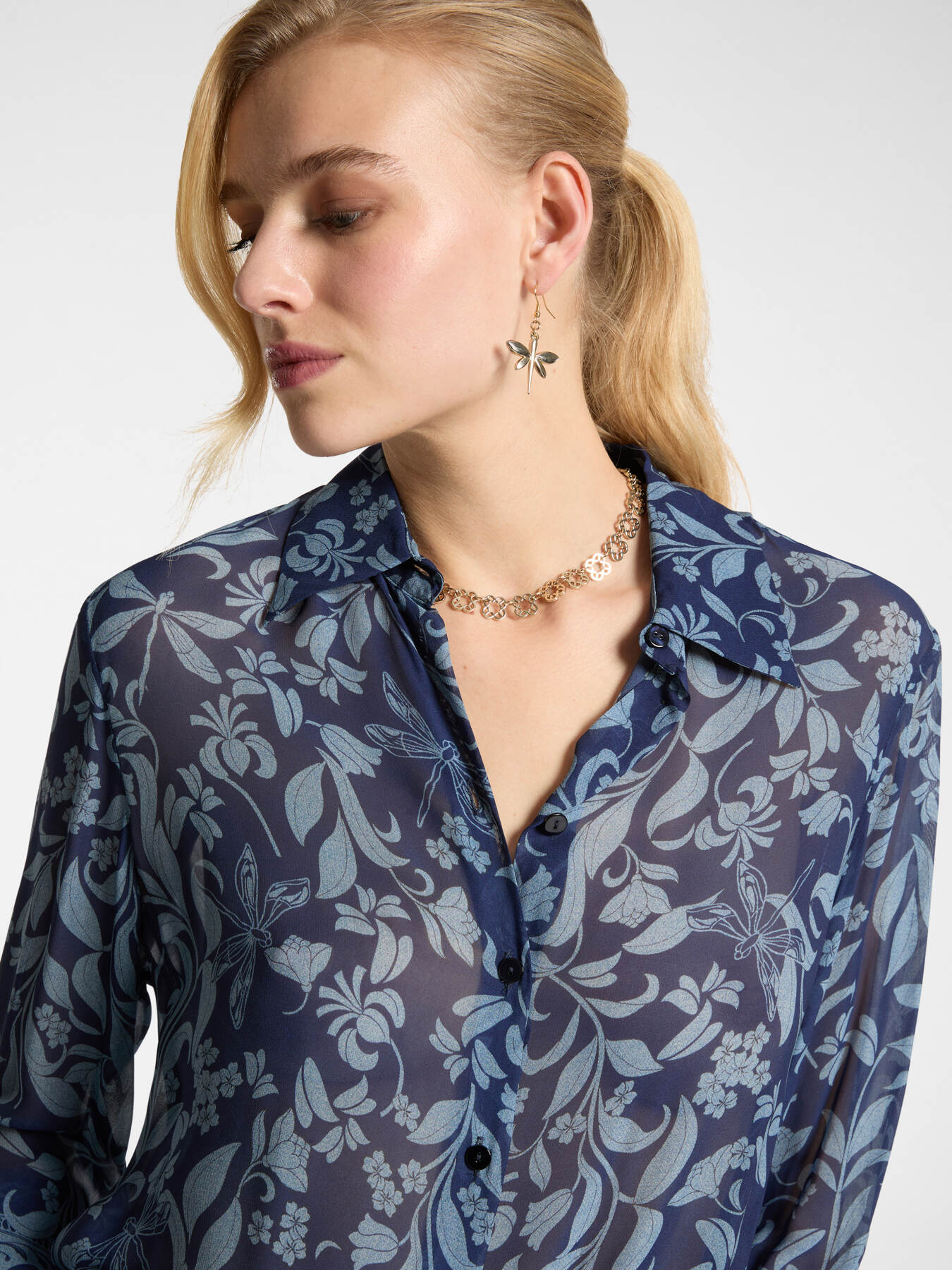 Camisa con estampado de follaje image number 3