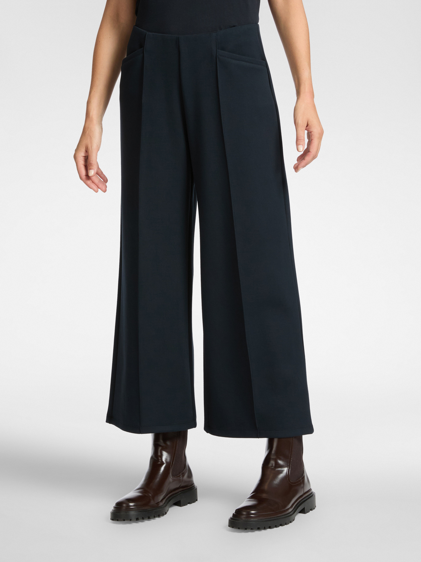 Pantalon court léger en néoprène image number 2