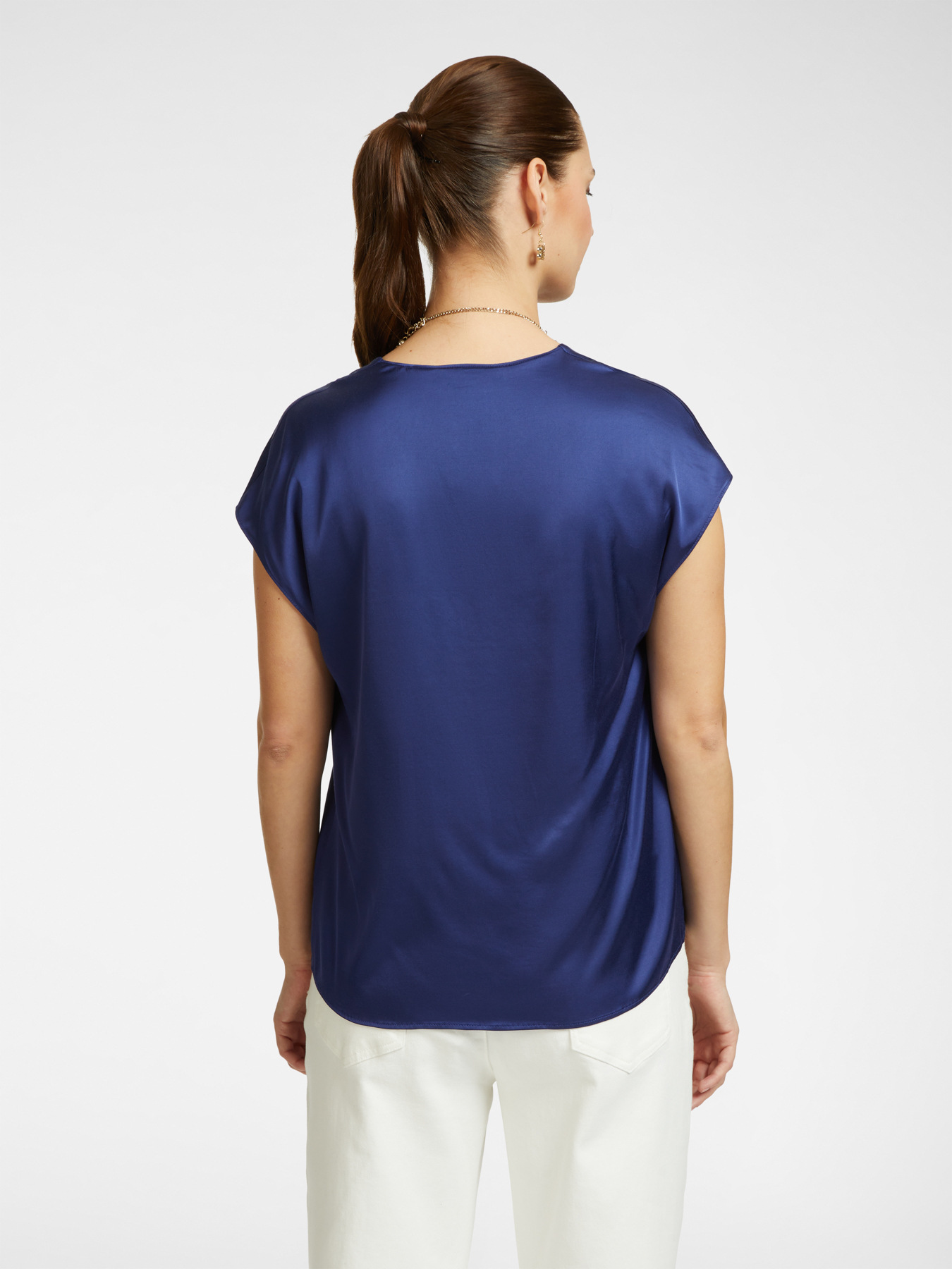 Blusa de raso con escote de pico image number 1