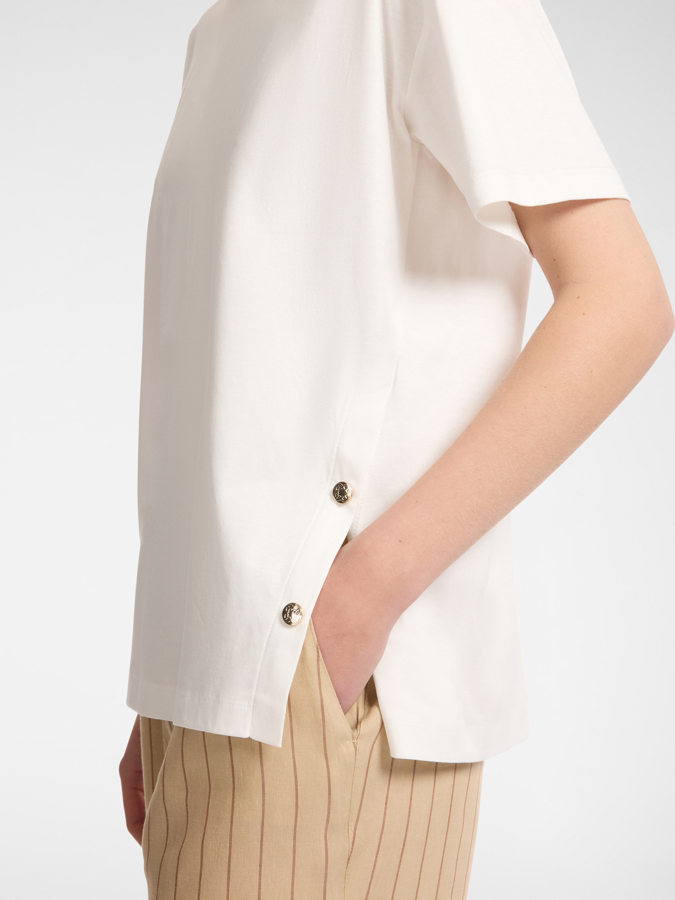 T-shirt con bottoni sugli spacchi image number 3