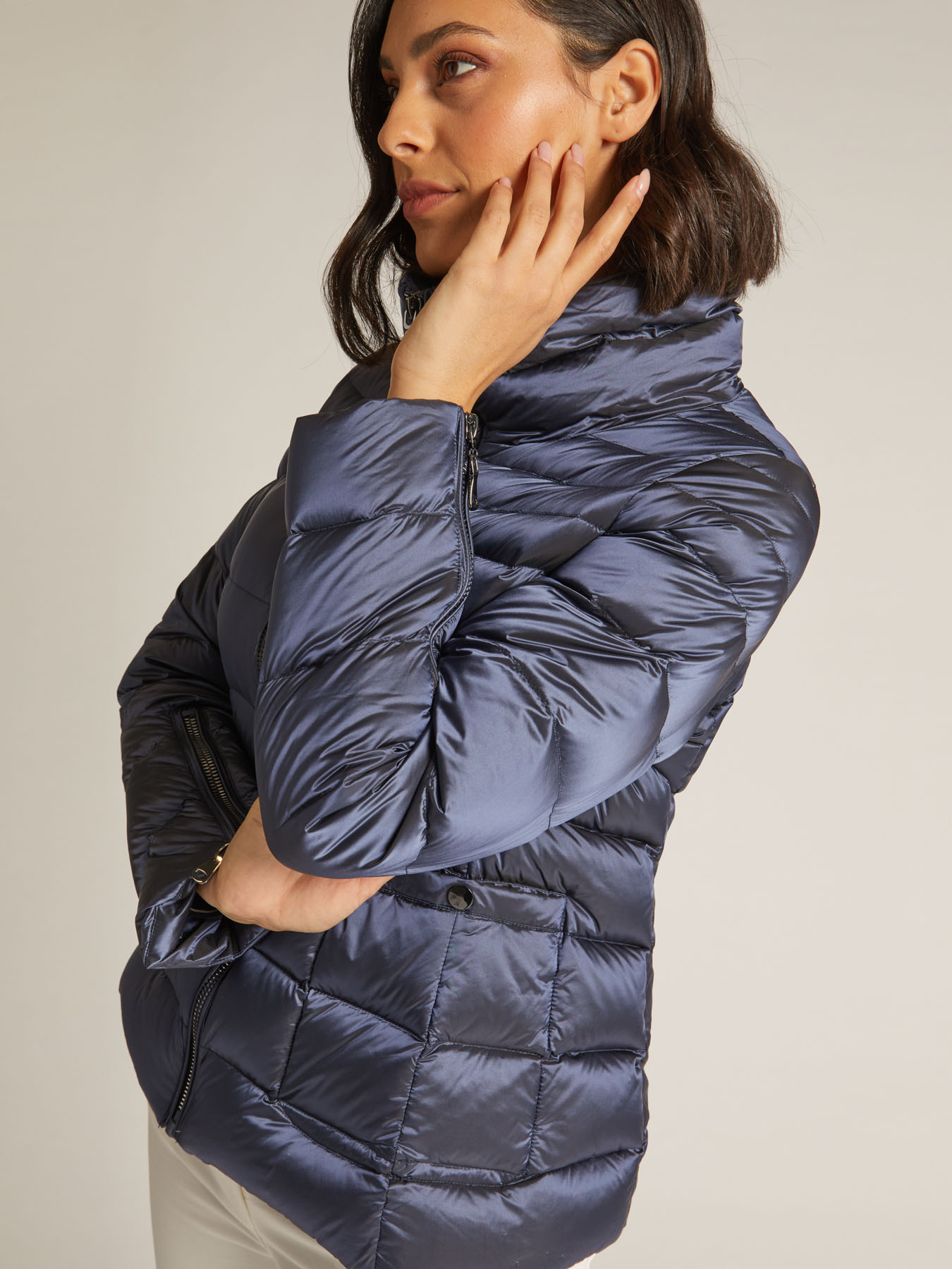 Jaqueta acolchoada em nylon iridescente image number 3