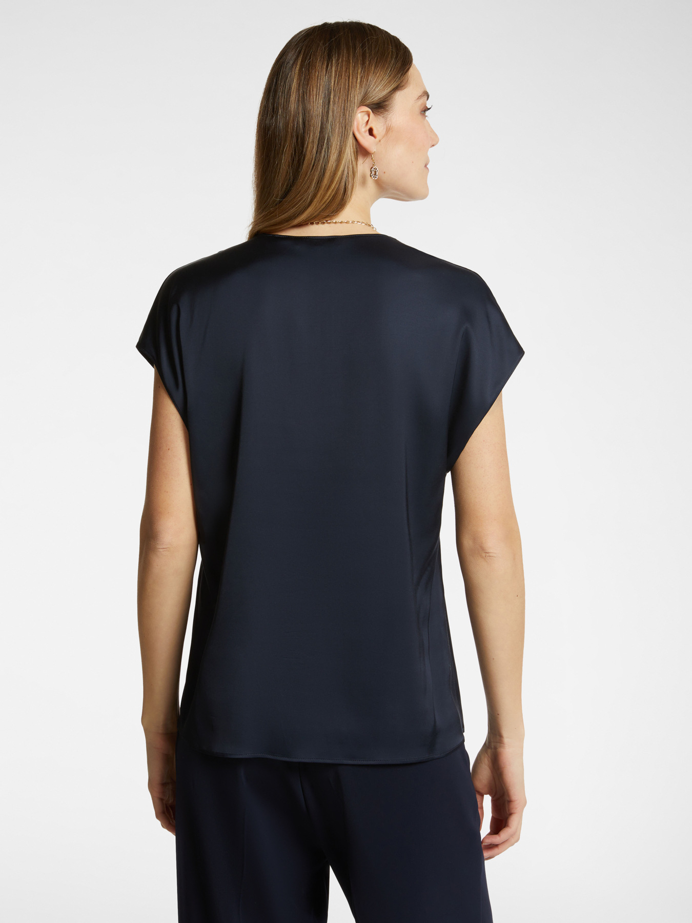 Blusa de cetim com decote em V image number 1