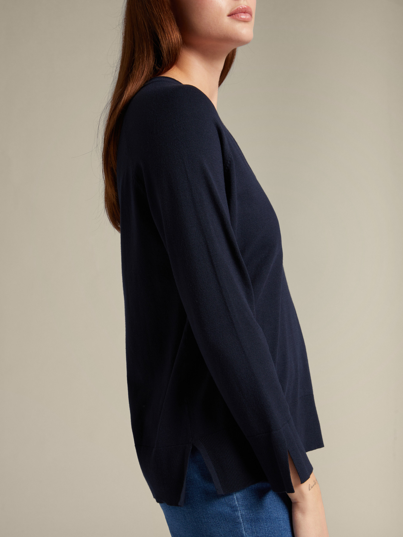 Malha de viscose com decote em V image number 3