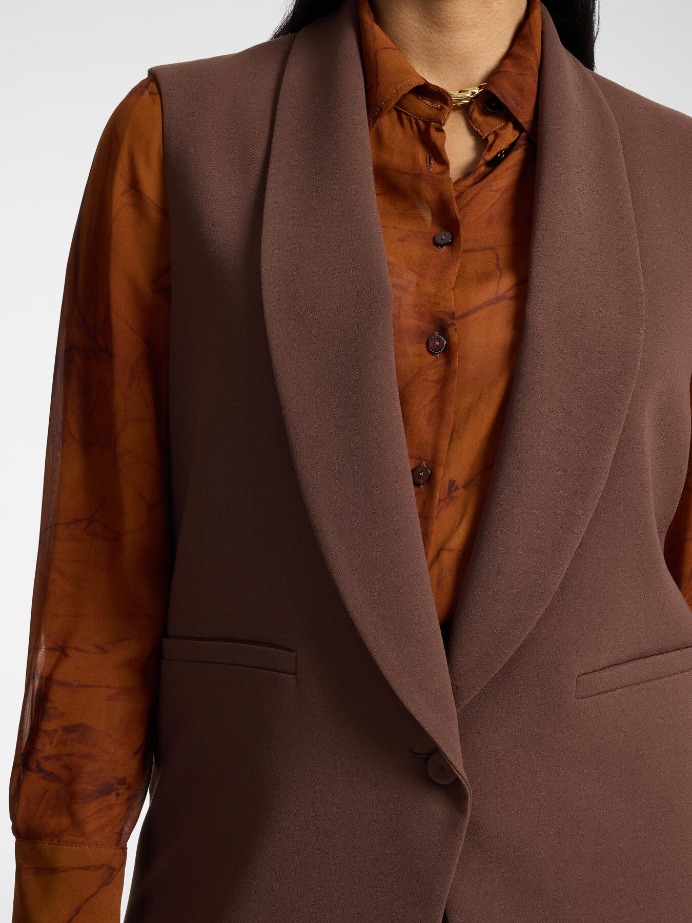 Cr&ecirc;pe vest with lapels image number 3