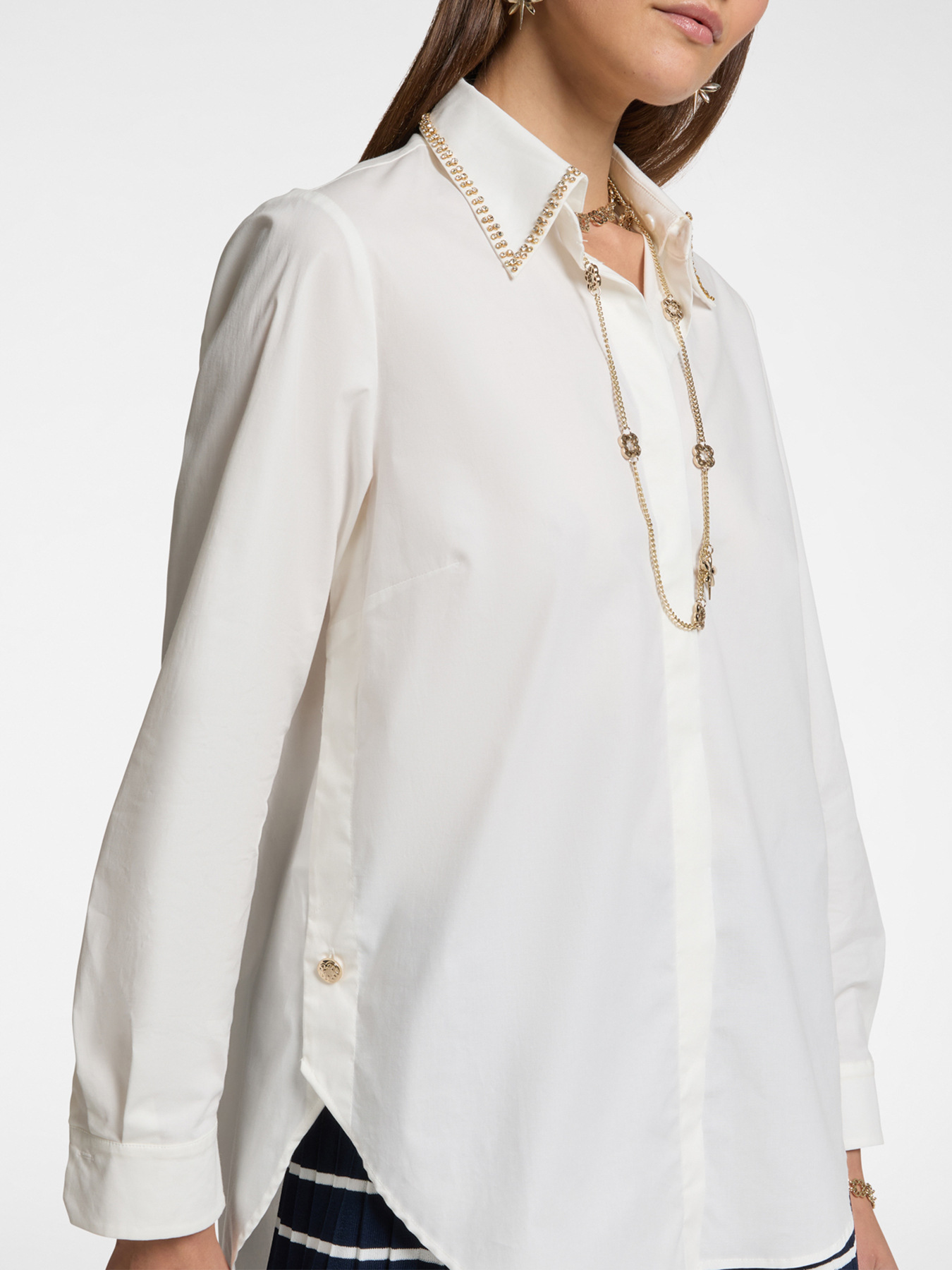 Loose shirt with embroidered collar image number 3