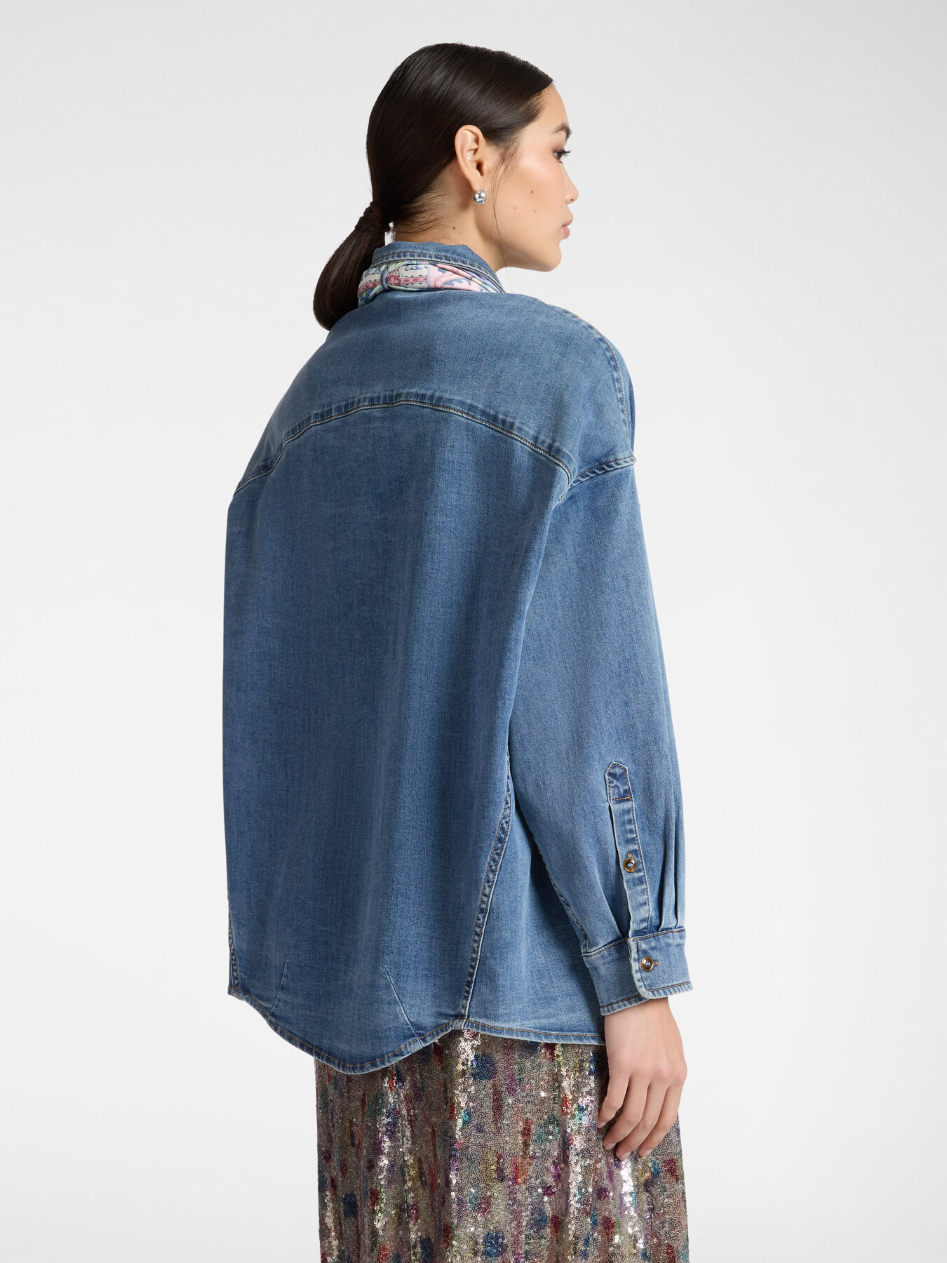Chemise en denim d&eacute;lav&eacute; avec foulard image number 1