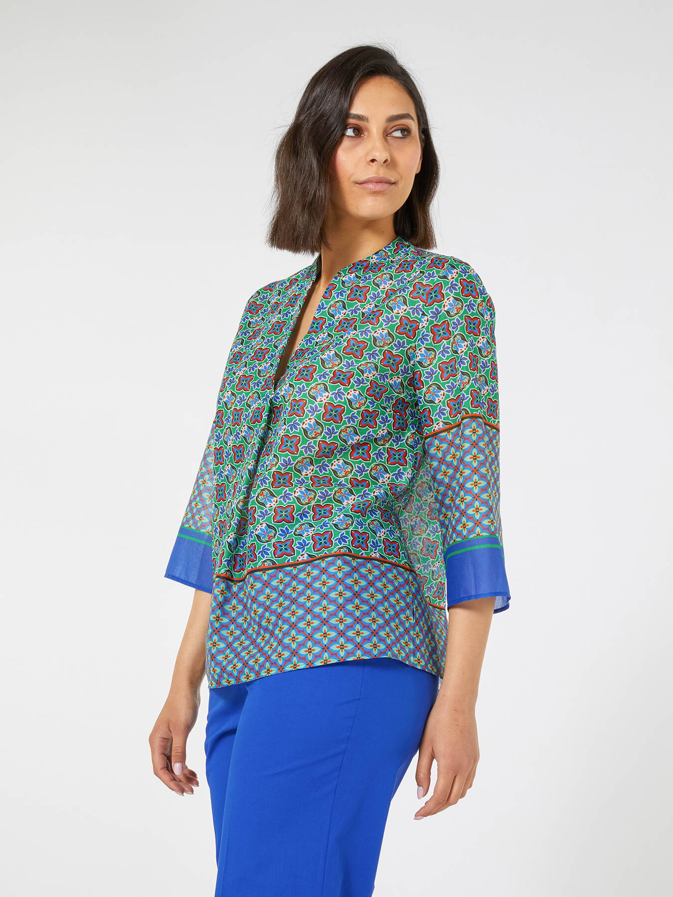 Camisa estampada de tonos azules image number 2