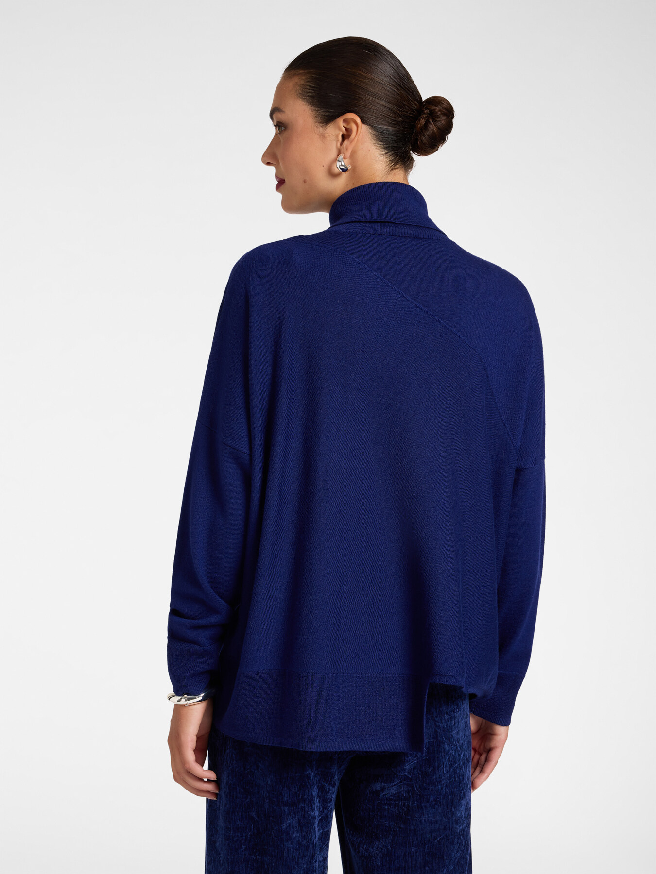 Rollkragenpullover aus Wolle mit asymmetrischem Abschluss image number 1