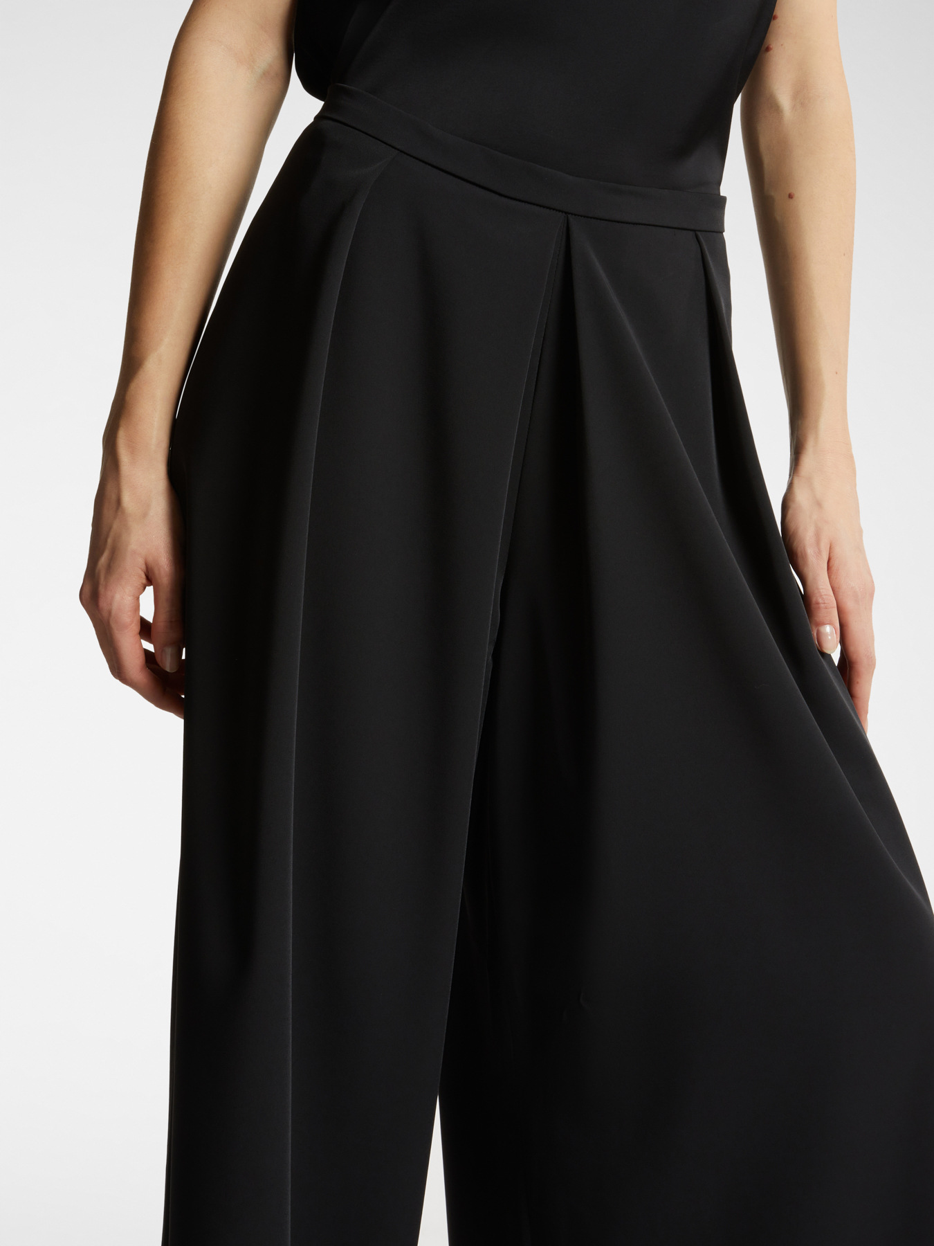 Pantalones anchos cropped con pinzas image number 7