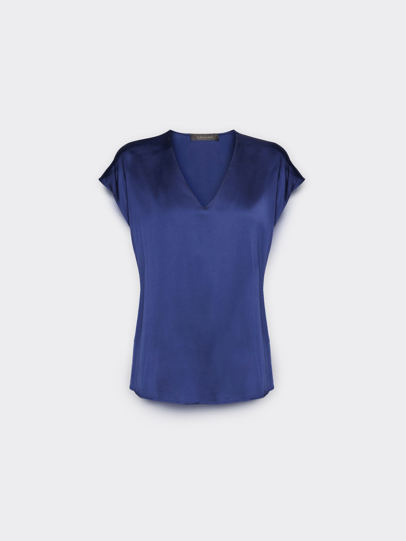 Blusa de raso con escote de pico image number 4