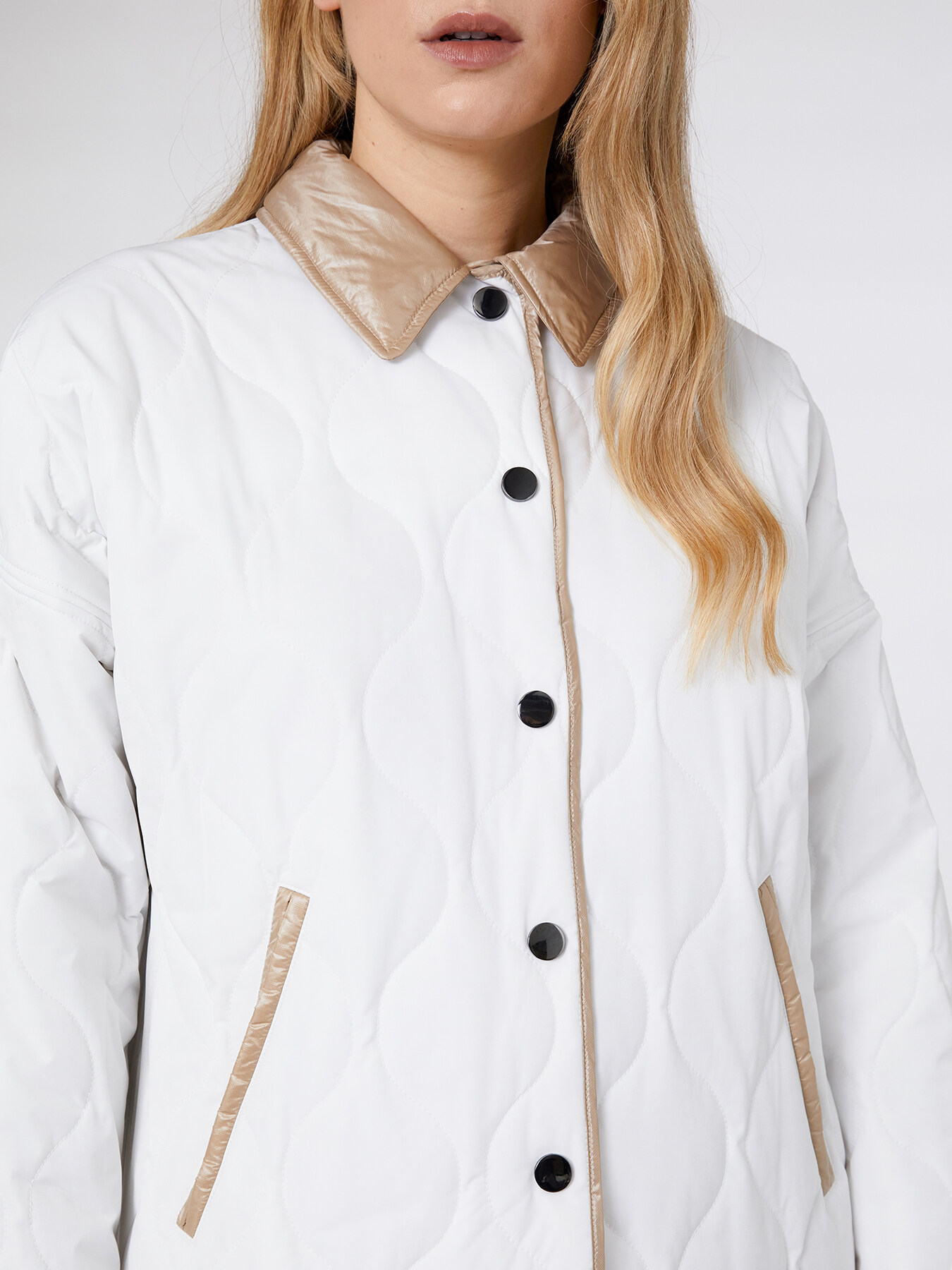 Zweifarbige, gesteppte Jacke aus recyceltem Nylon image number 5