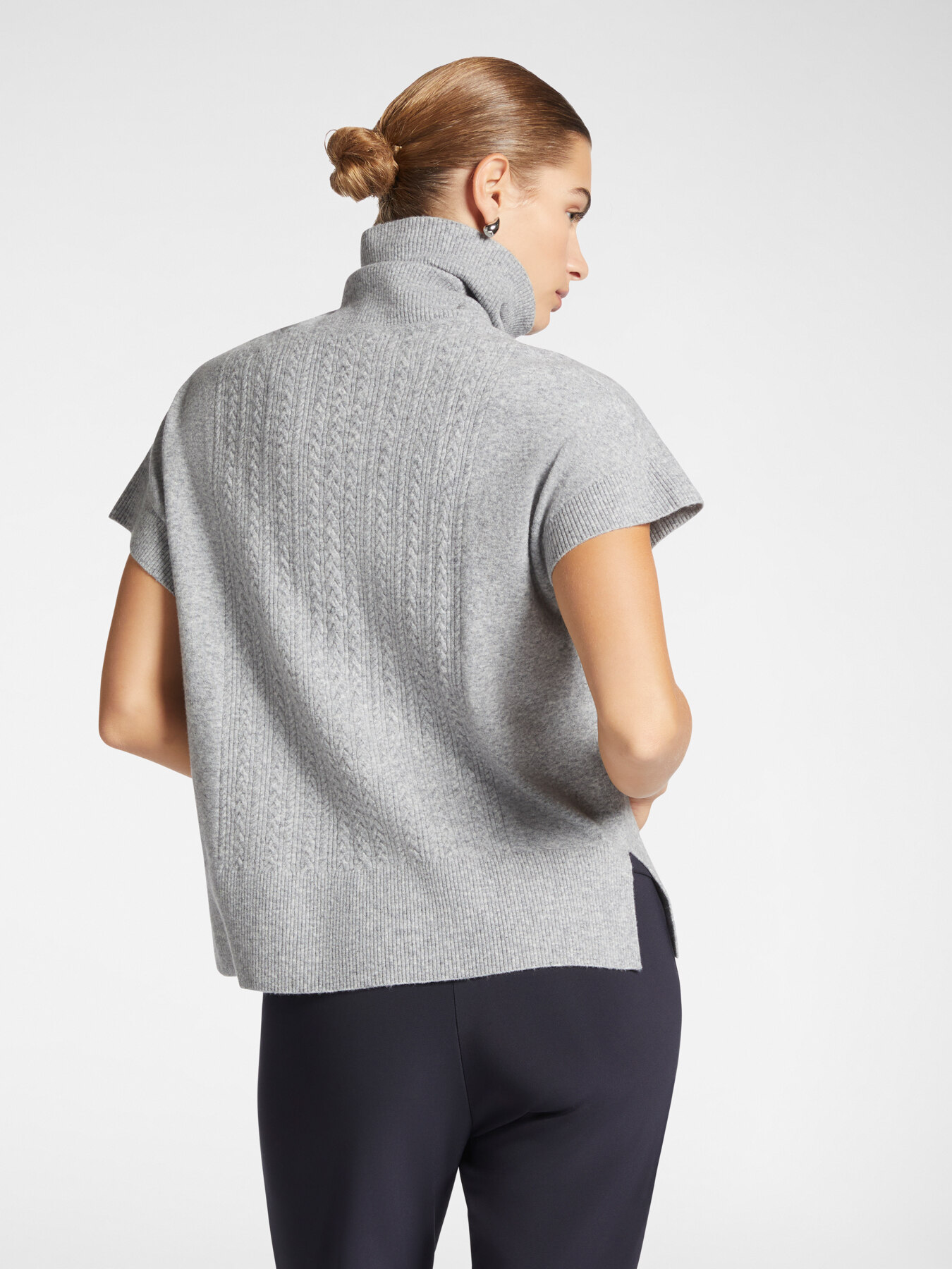 Camisola de mangas curtas com tran&ccedil;as e aplica&ccedil;&otilde;es image number 1