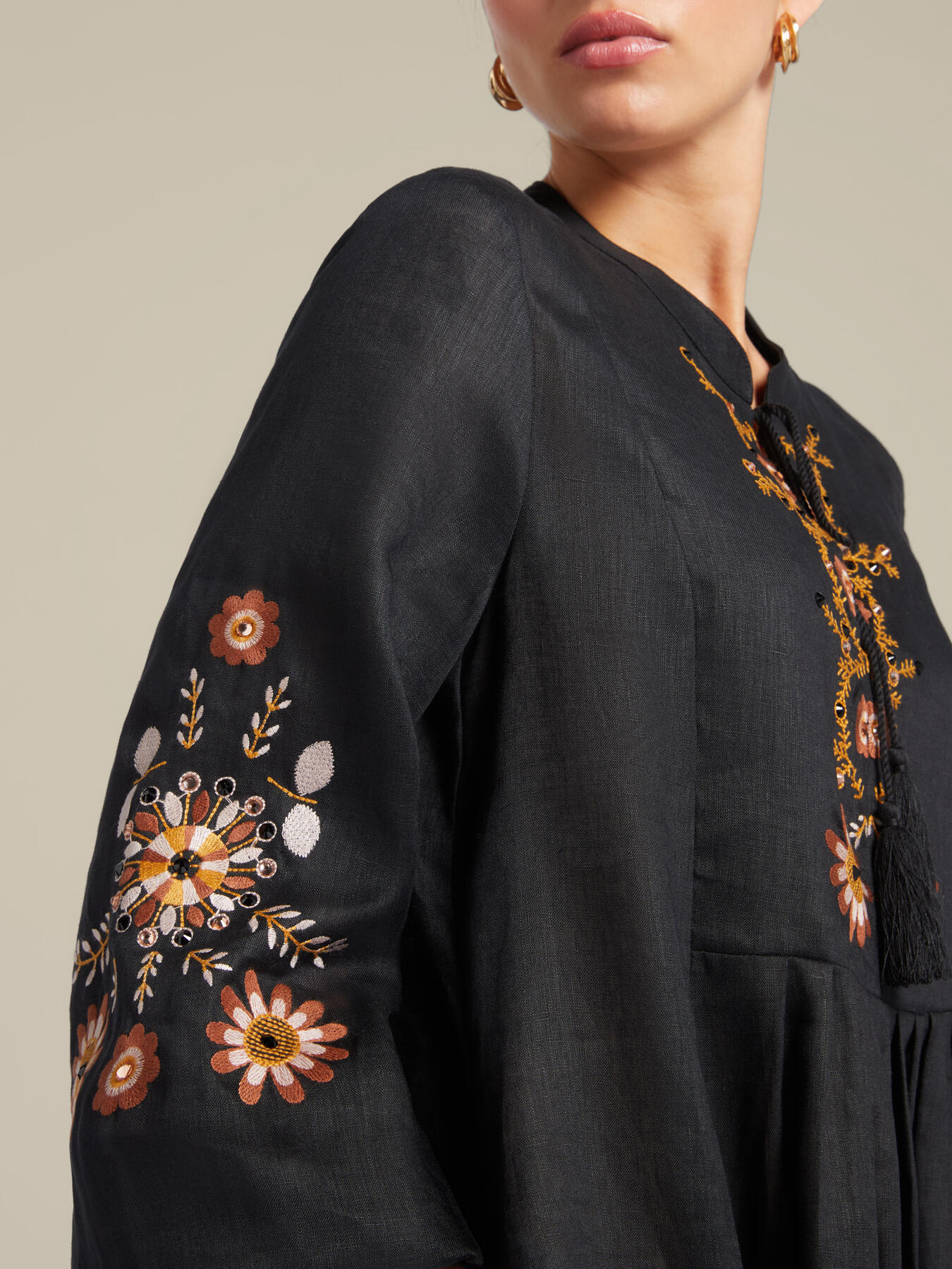 Linen dress with embroidery image number 3