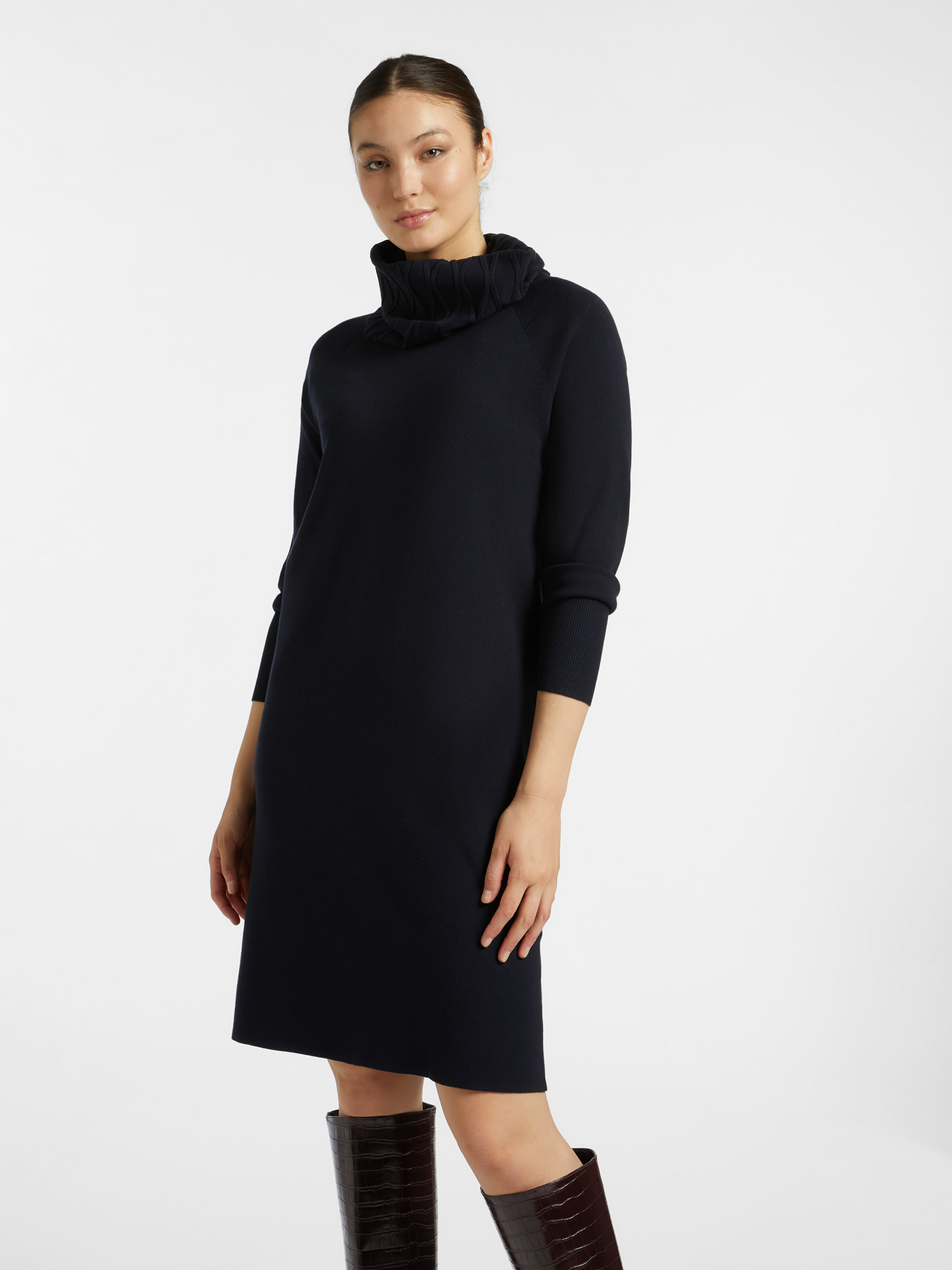 Knitted dress with detachable collar image number 2
