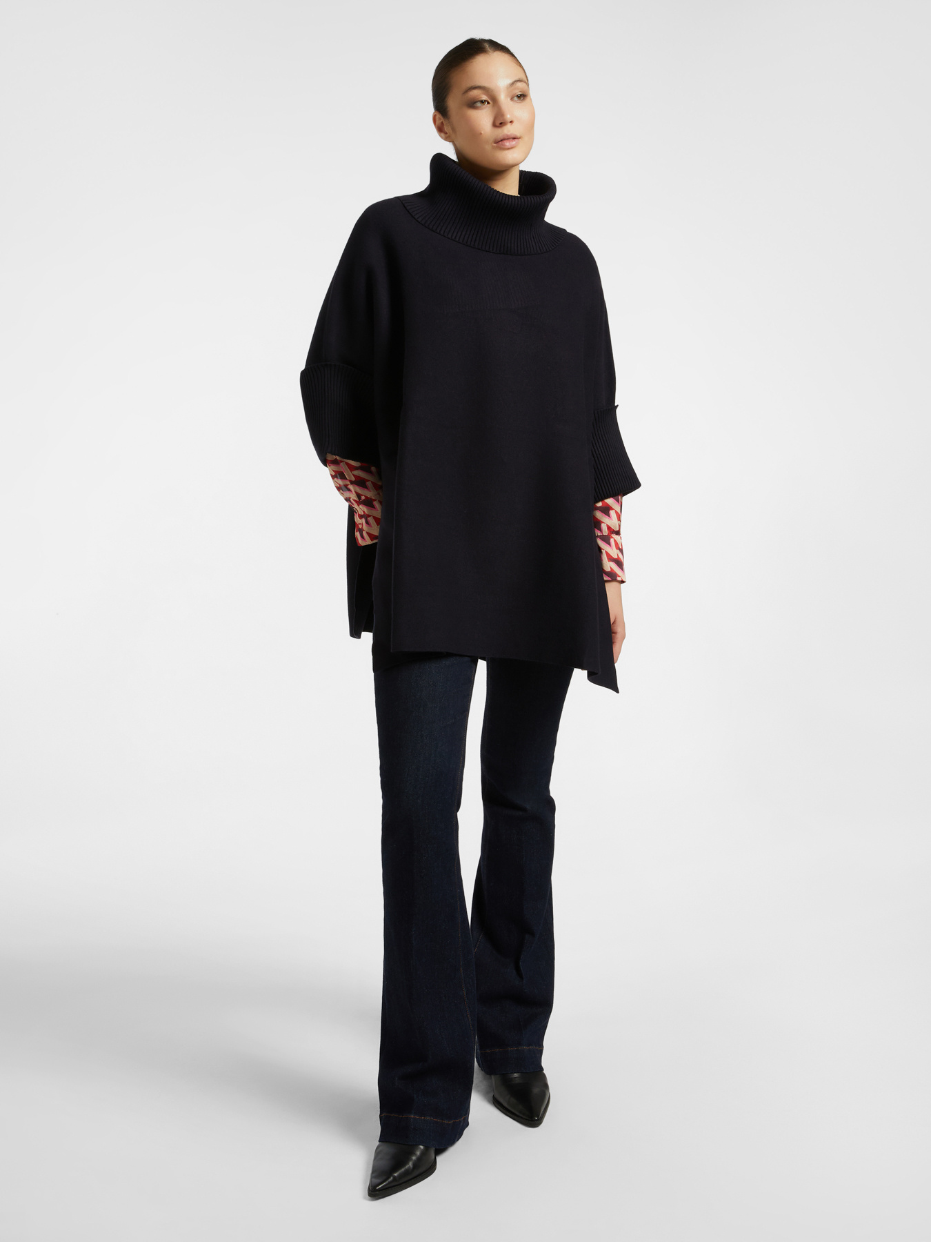 Cape longue en tricot image number 2