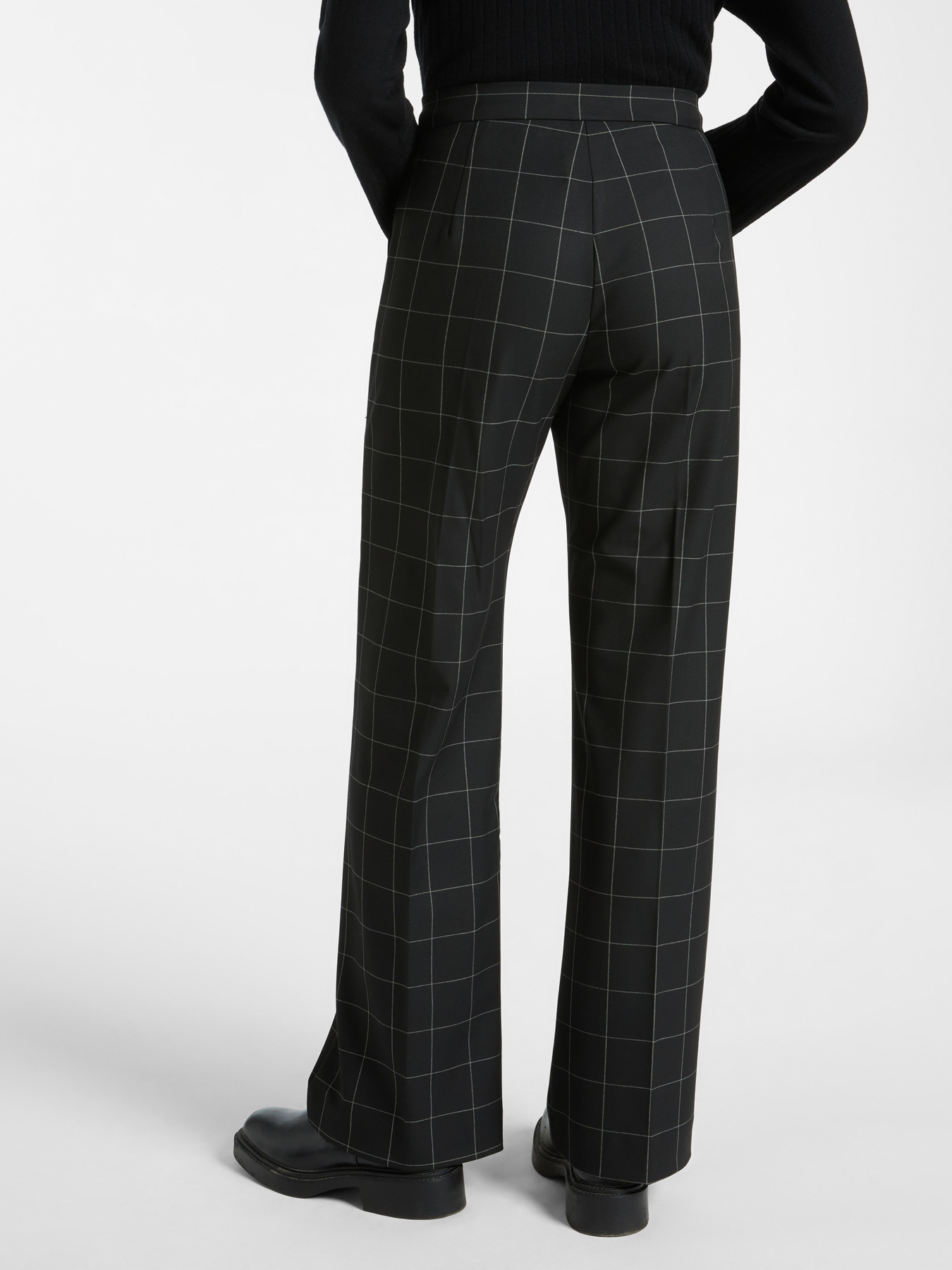 Patterned men's trousers image number 2