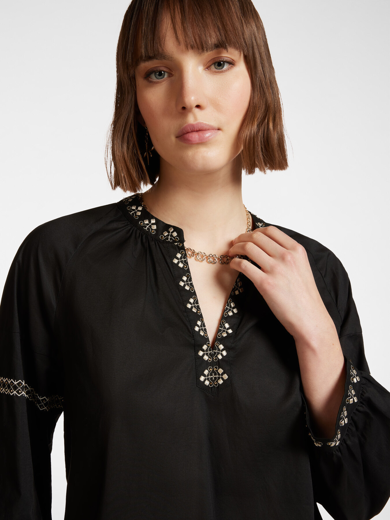 Blouse with ethnic embroidery image number 3
