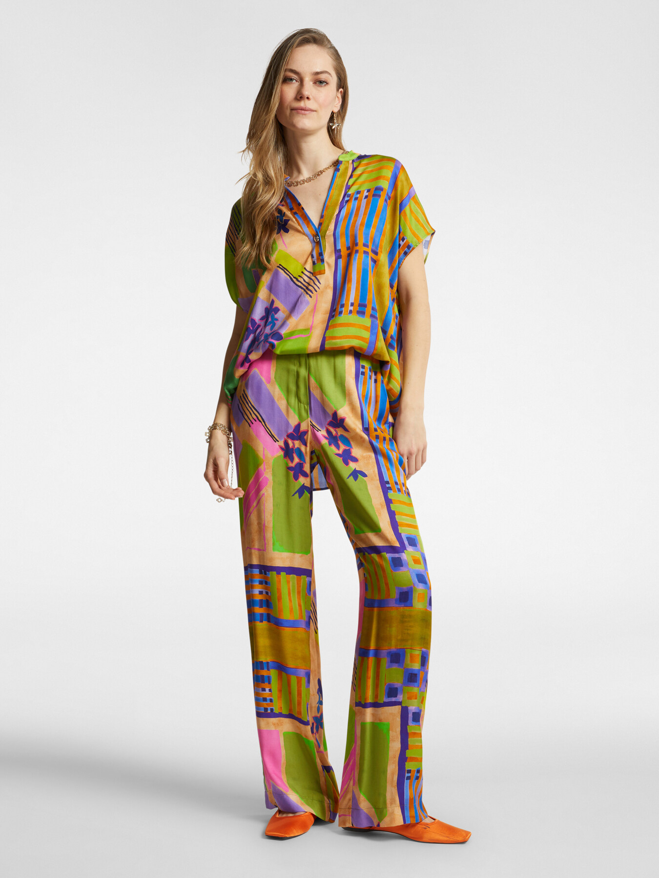 Straight printed trousers image number 0