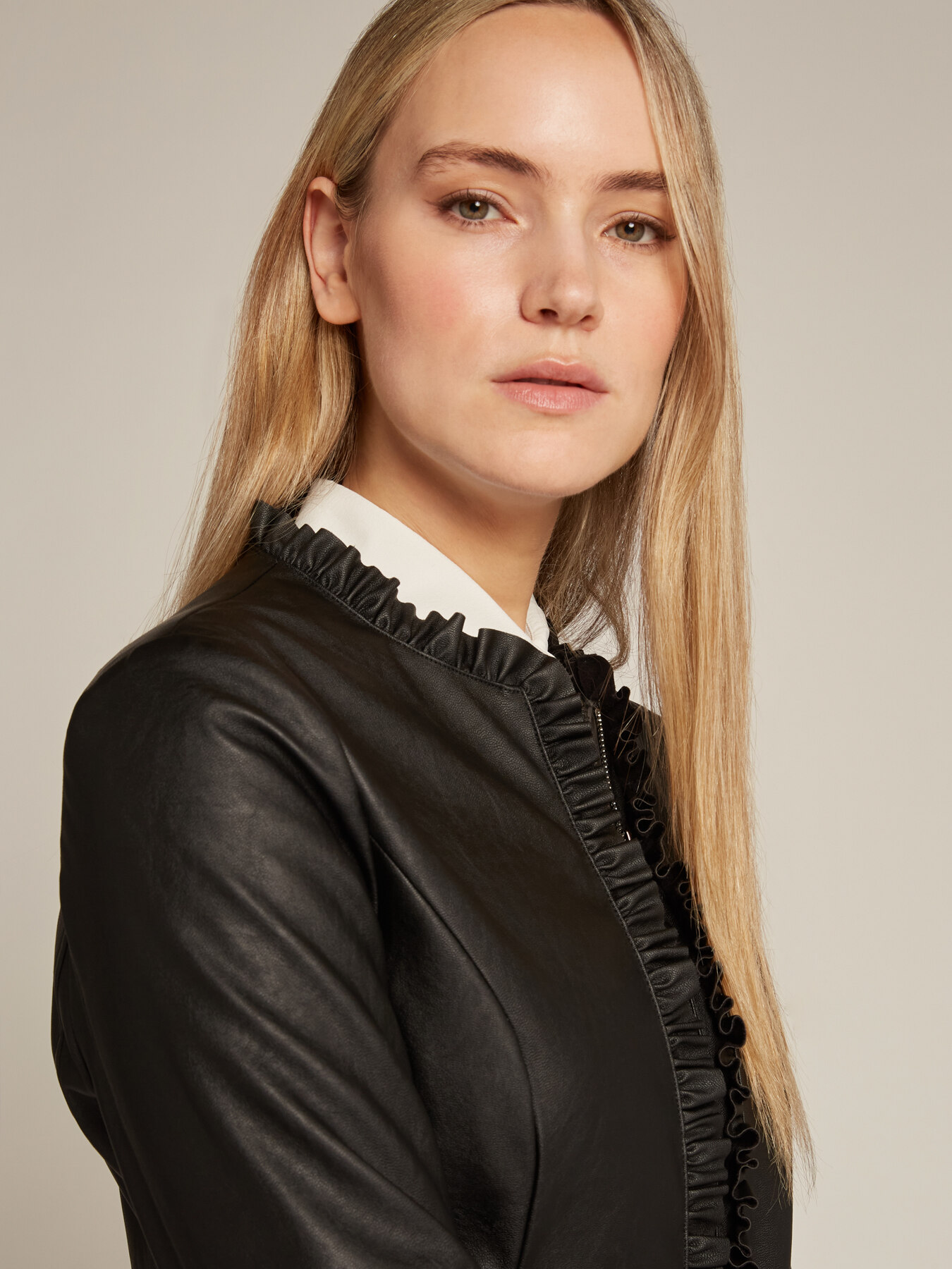 Jacke in Lederoptik mit Rüschen image number 4