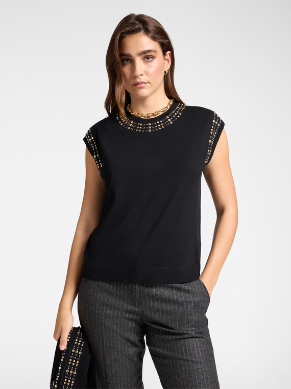 Short-sleeved shirt with studs