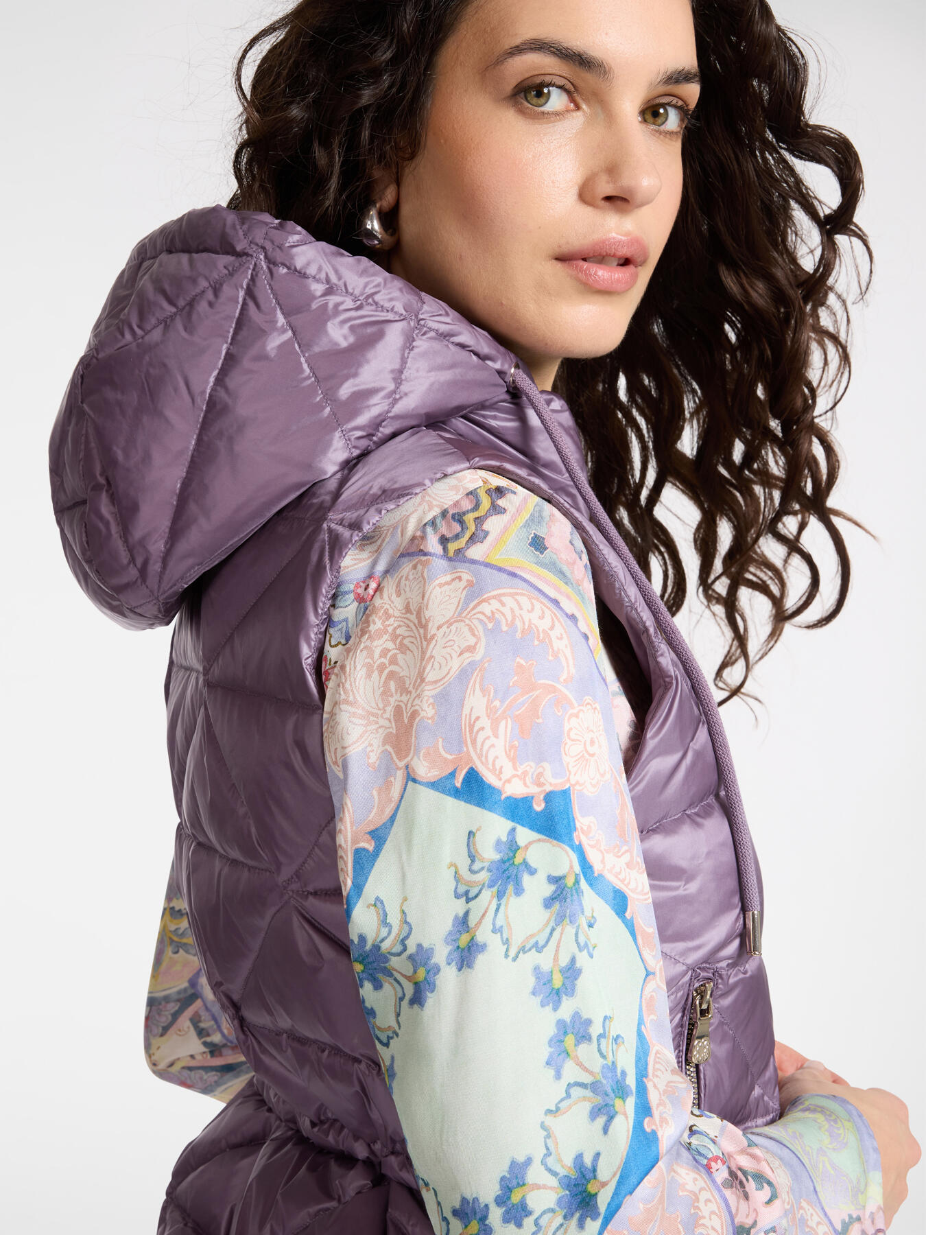 Lightweight sleeveless down jacket image number 3