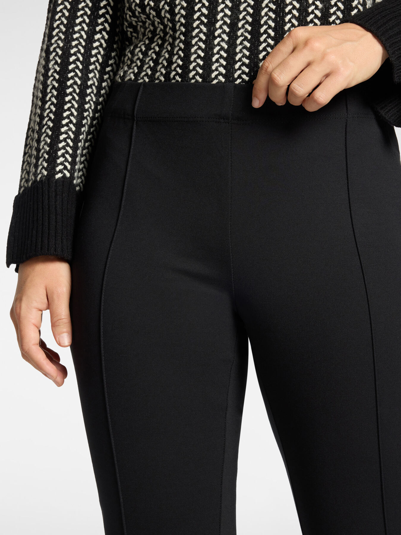 Pantalon slim en point milanais image number 3