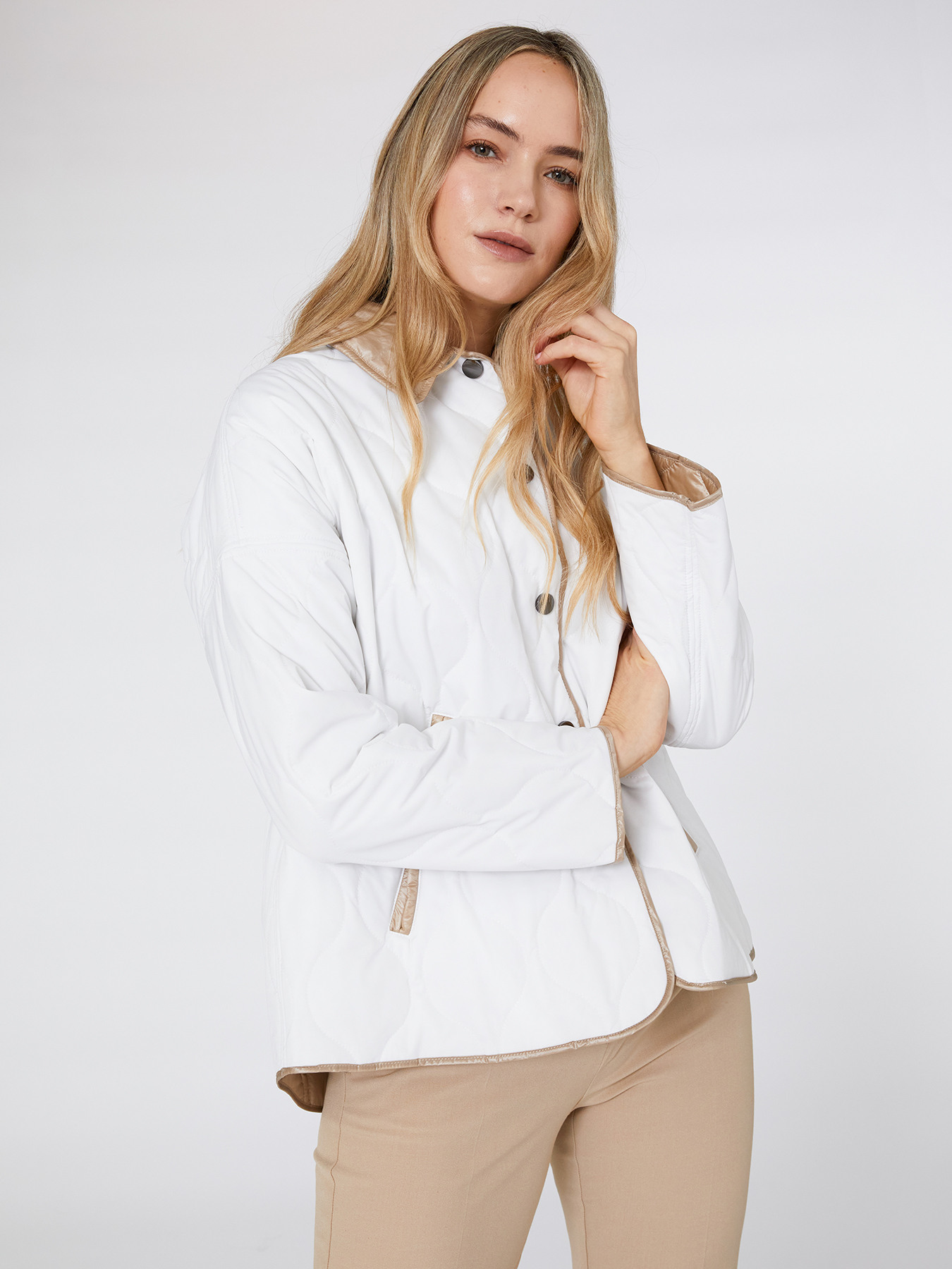 Zweifarbige, gesteppte Jacke aus recyceltem Nylon image number 2