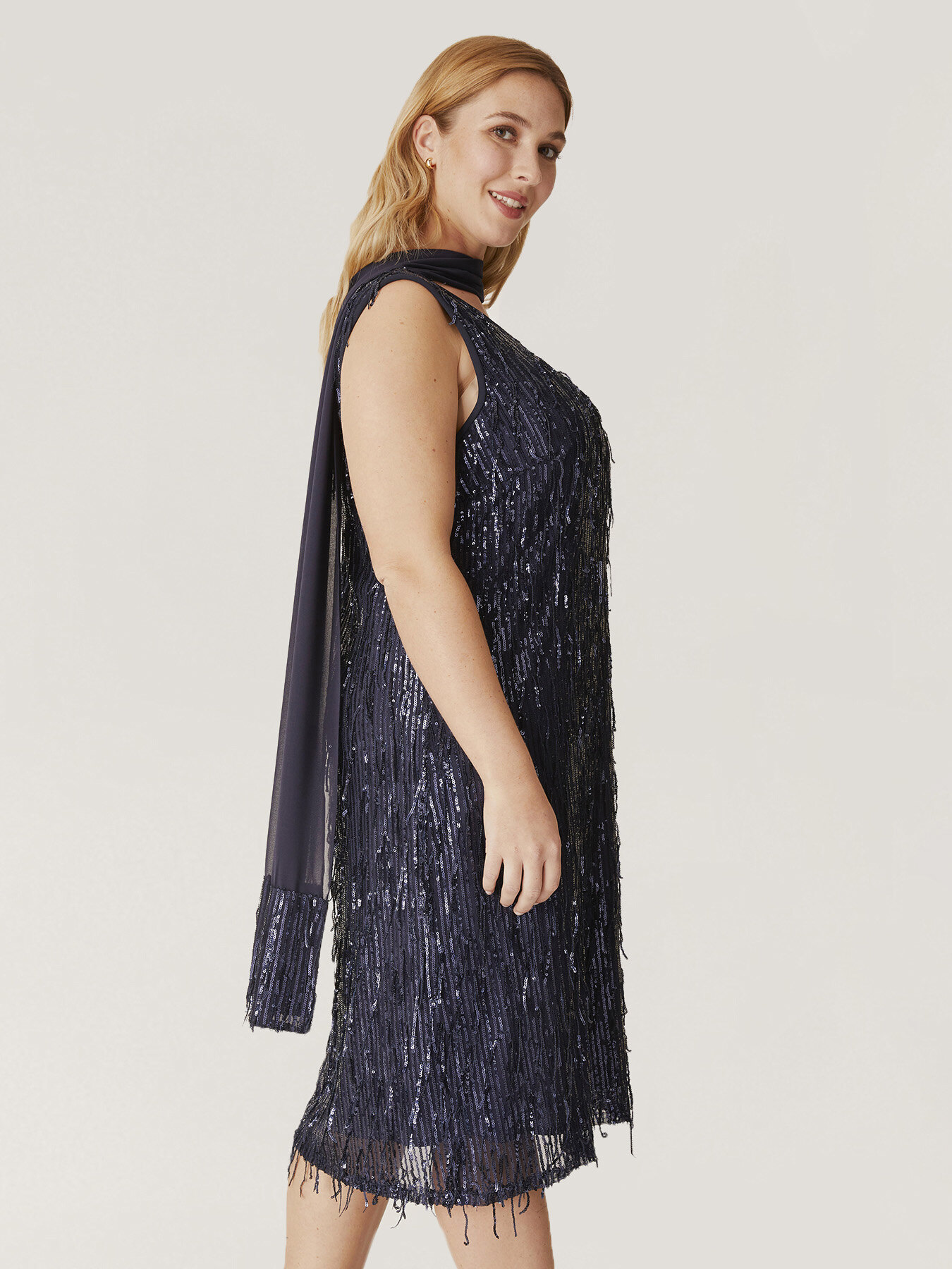 Kleid mit Fransen aus Pailletten image number 4